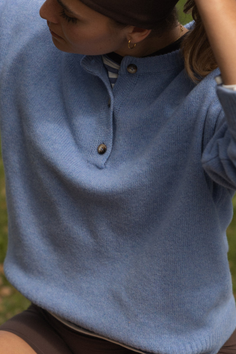 100% WOOL BUTTON KNIT BLUE