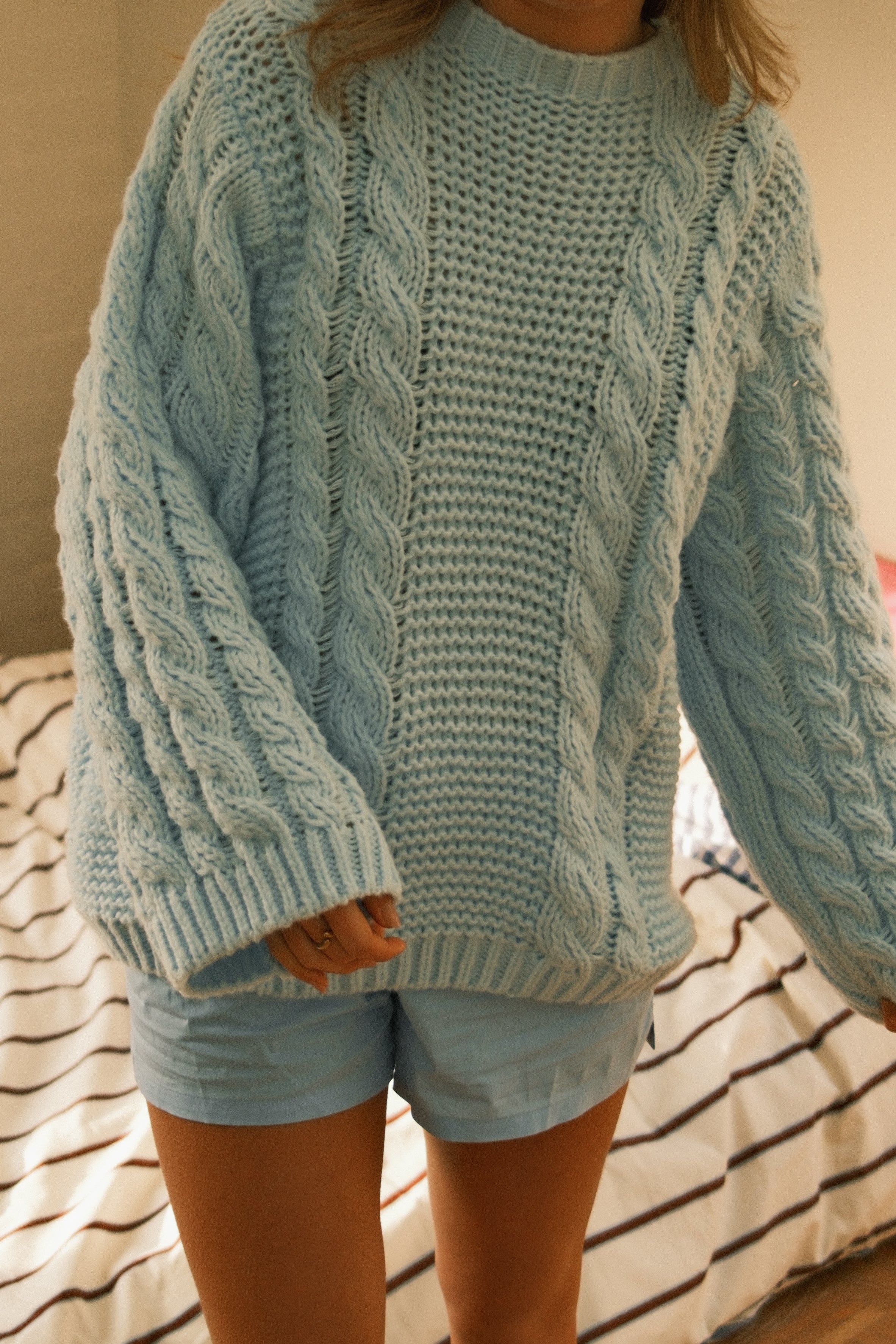 OVERSIZED CHUNKY CABLE KNIT BABY BLUE
