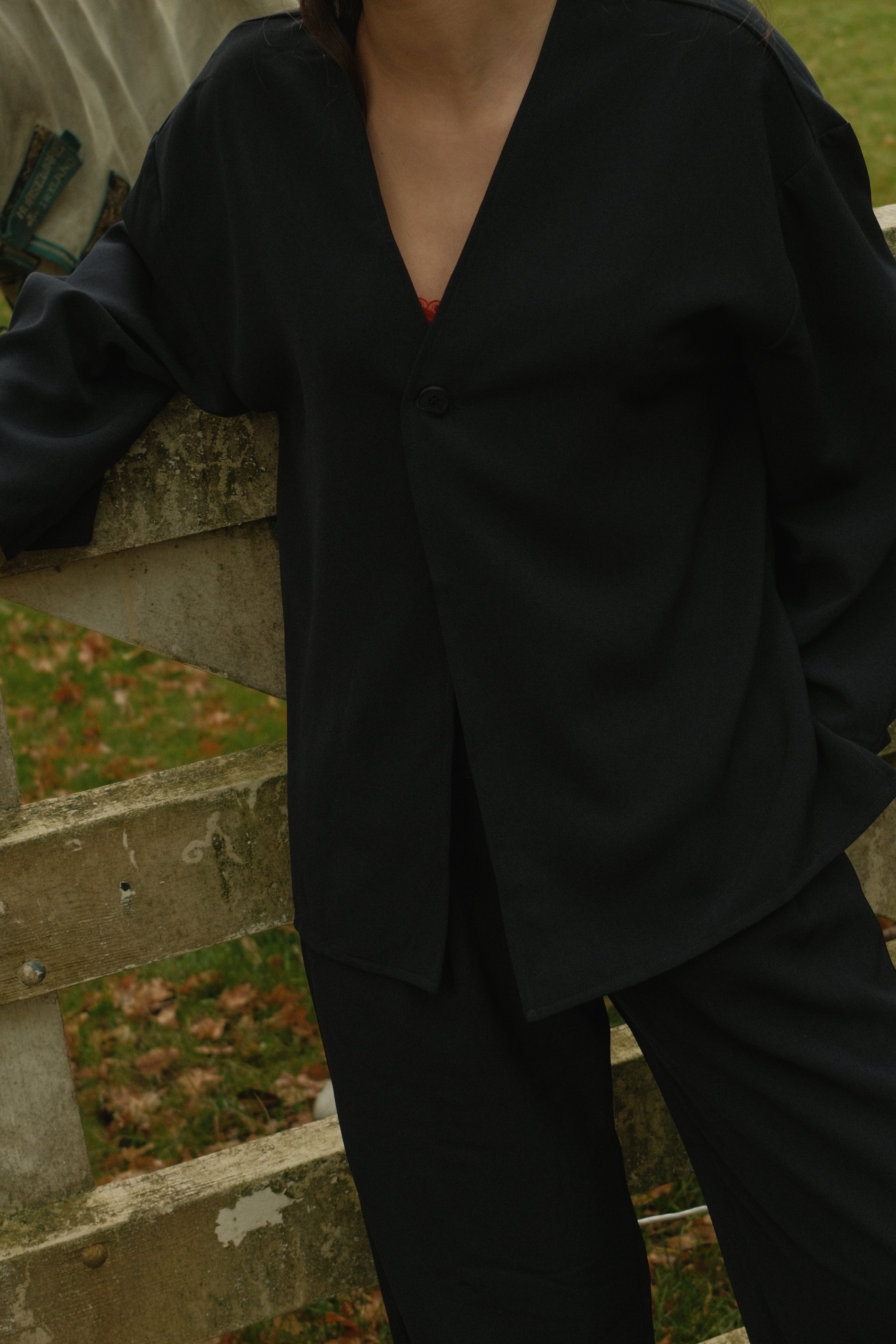 THE ONE-BUTTON BLOUSE DEEP NAVY