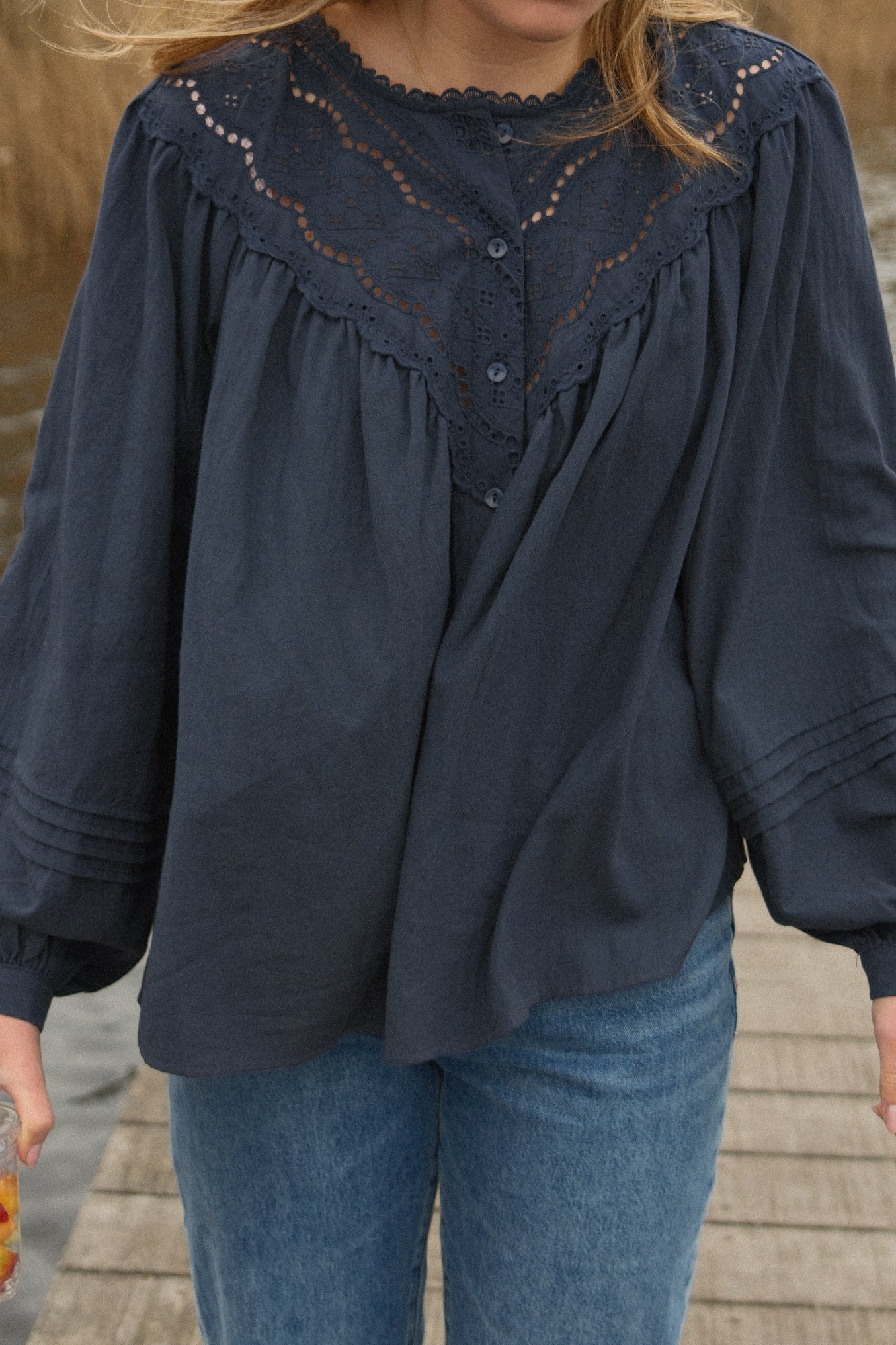 JOLINE BRODERIE BLOUSE NAVY