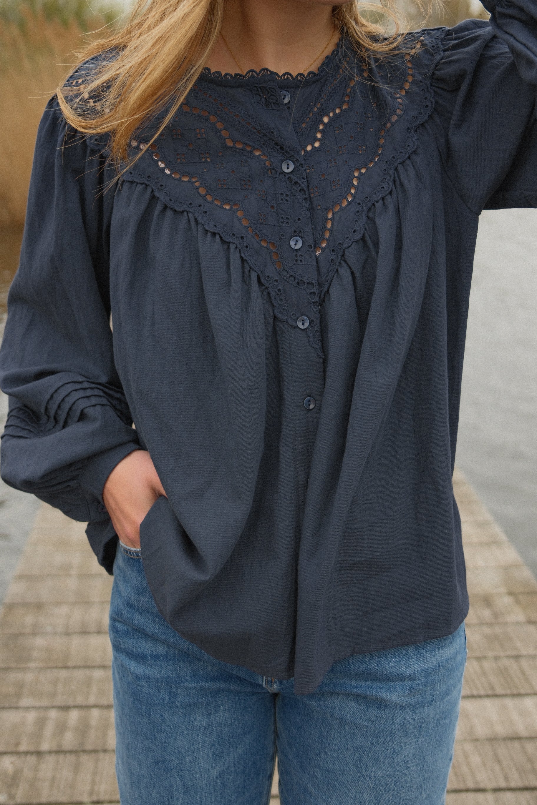 JOLINE BRODERIE BLOUSE NAVY