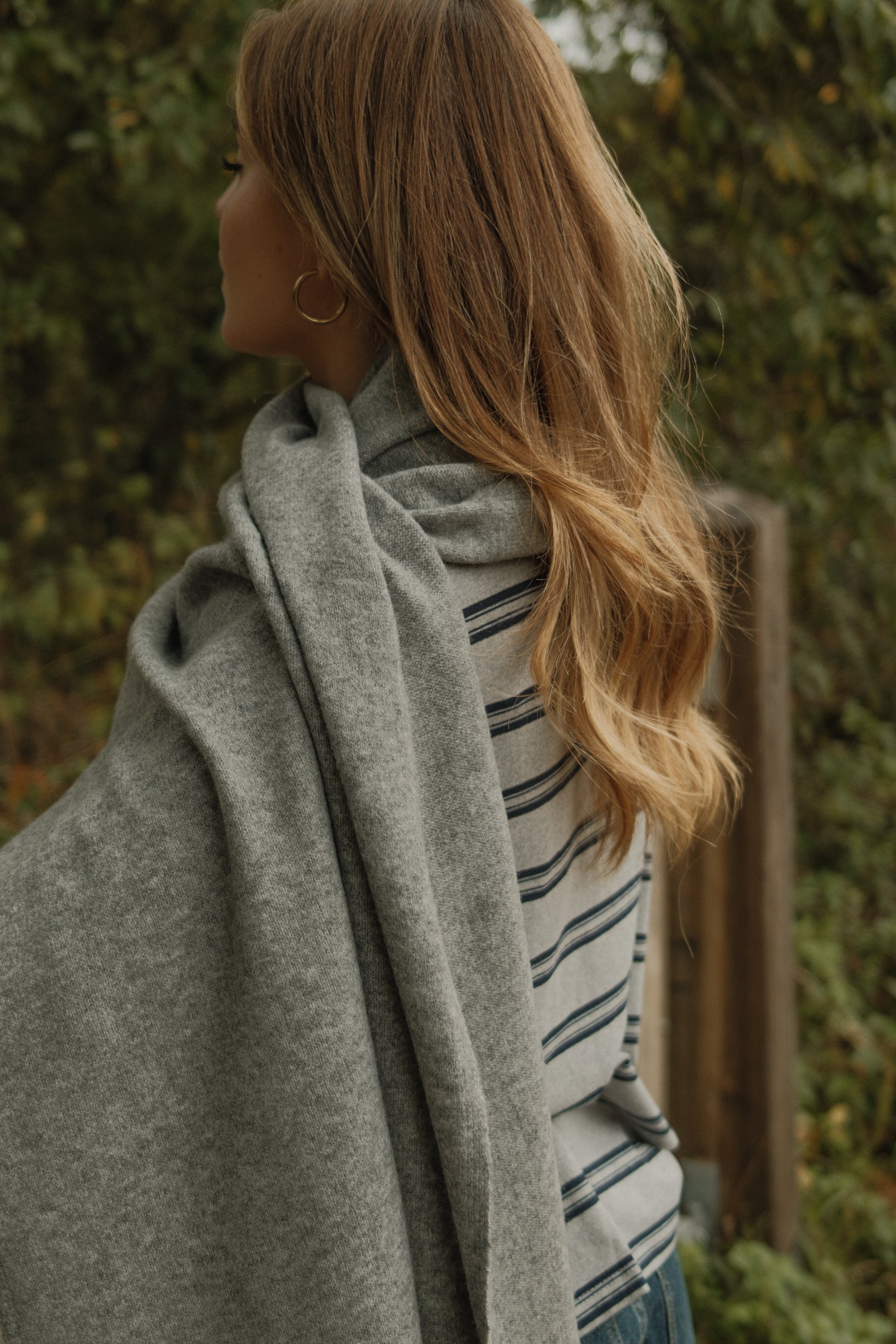 THE WRAP SCARF LIGHT GREY