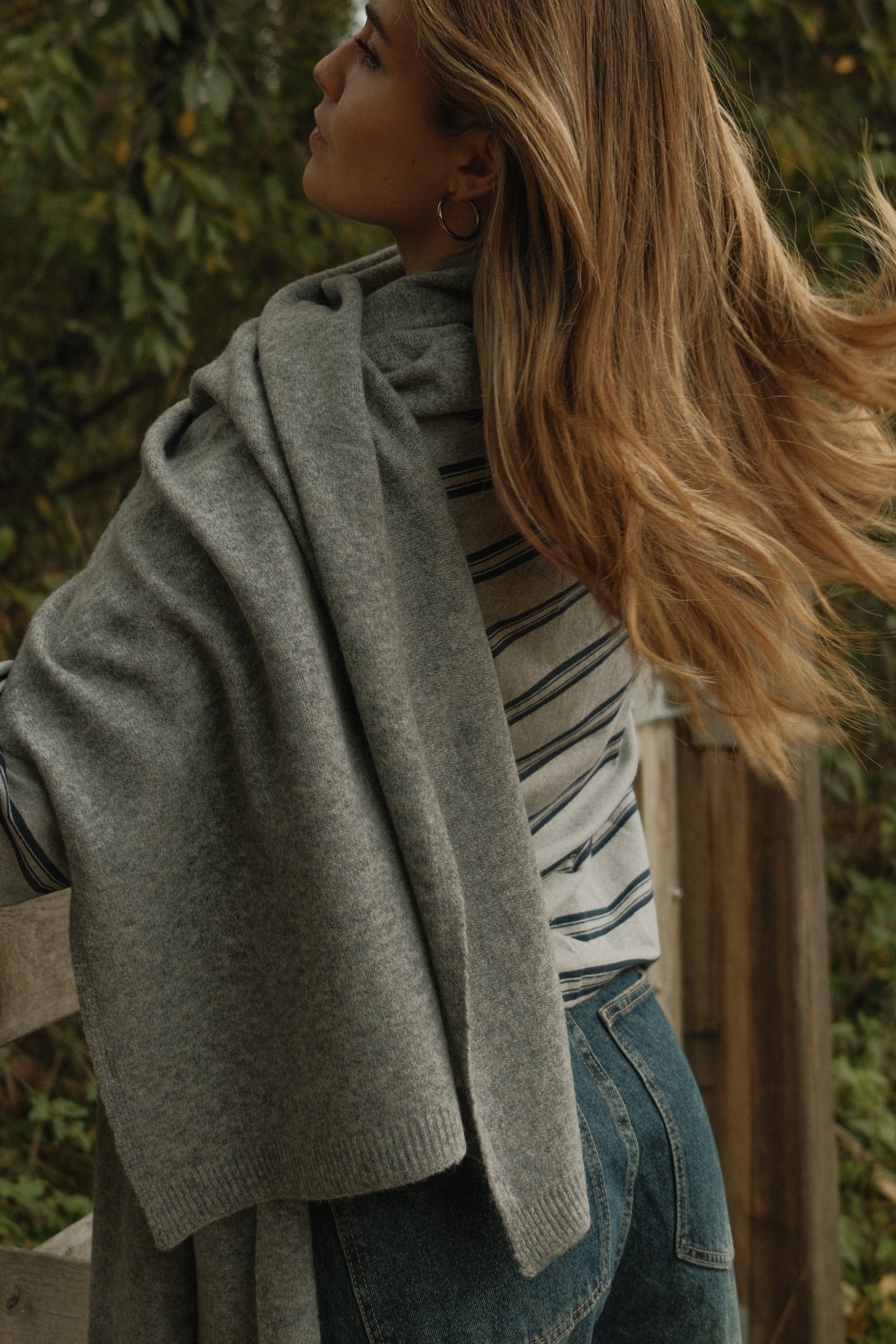 THE WRAP SCARF LIGHT GREY