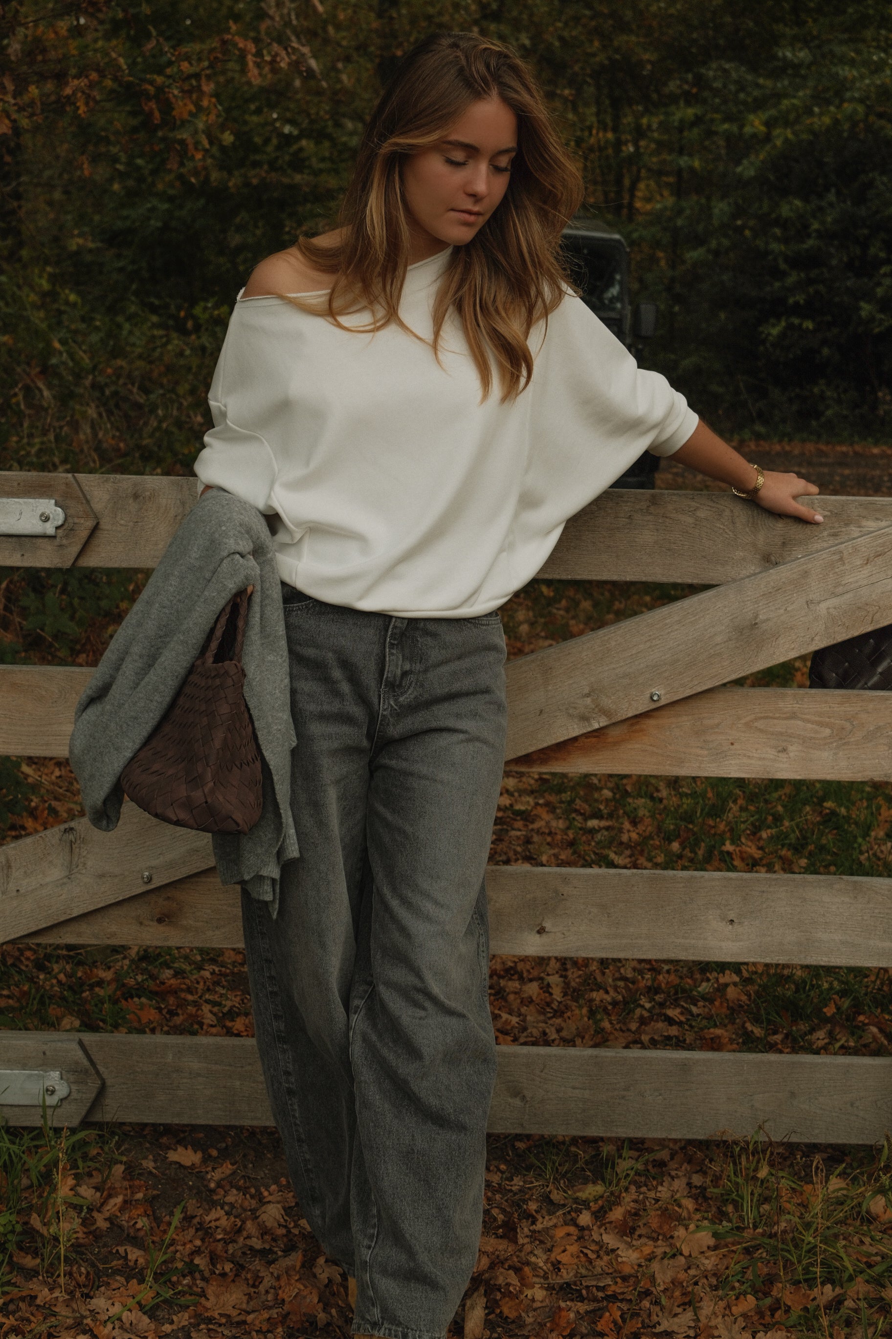 THE IRIS OFF SHOULDER SWEAT WHITE