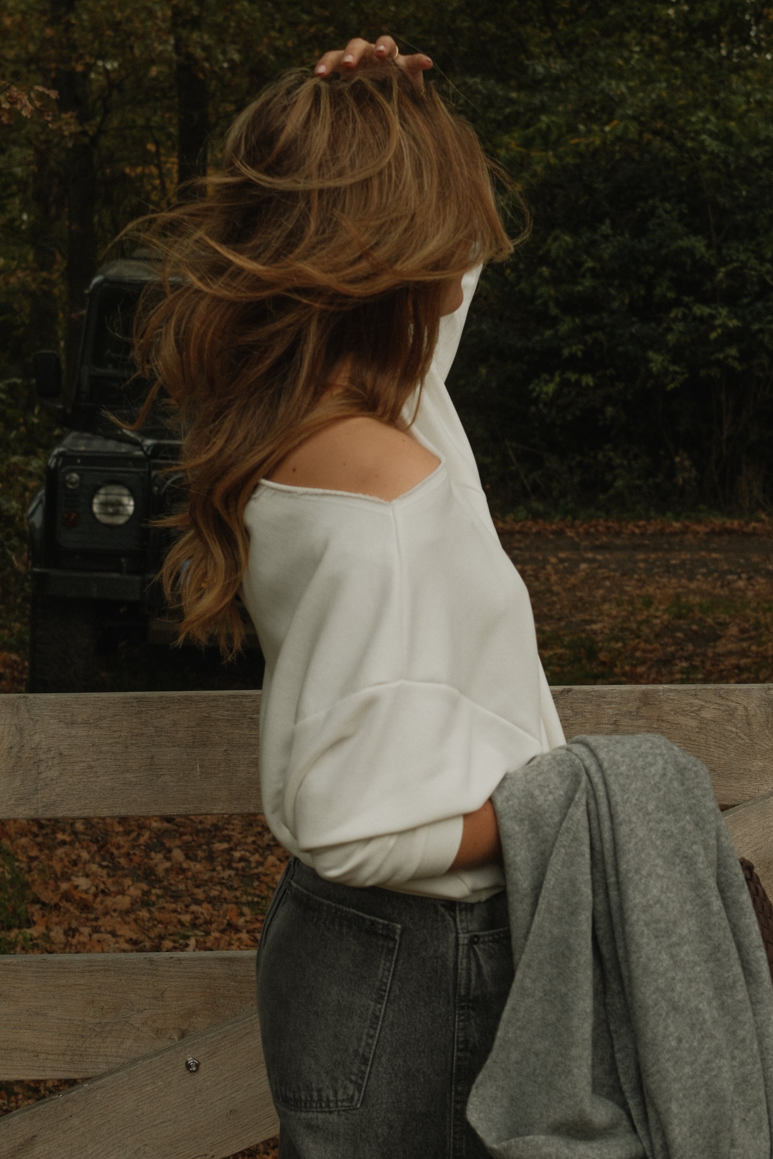 THE IRIS OFF SHOULDER SWEAT WHITE