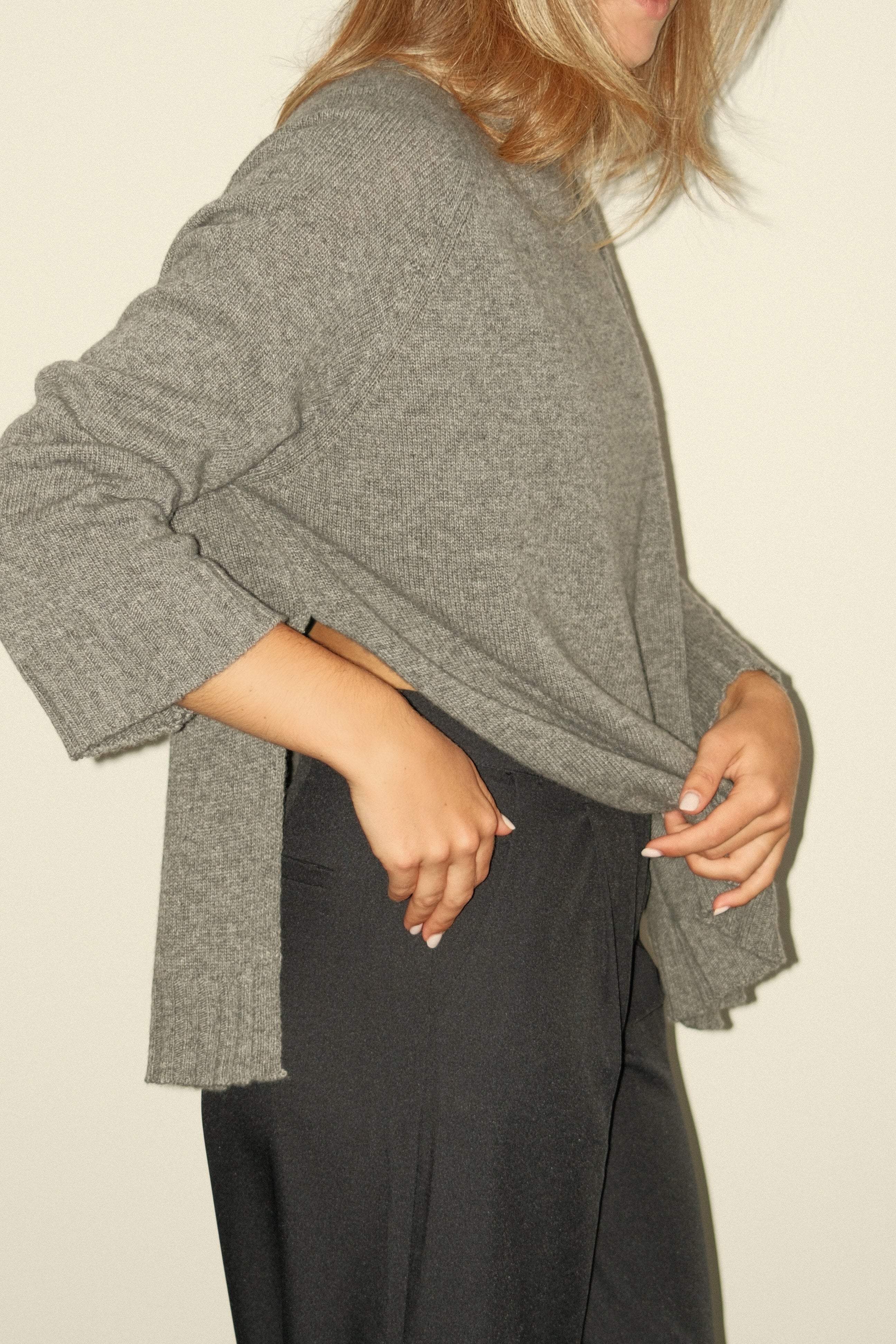 THE CASHMERE BLEND SPLIT KNIT GREY