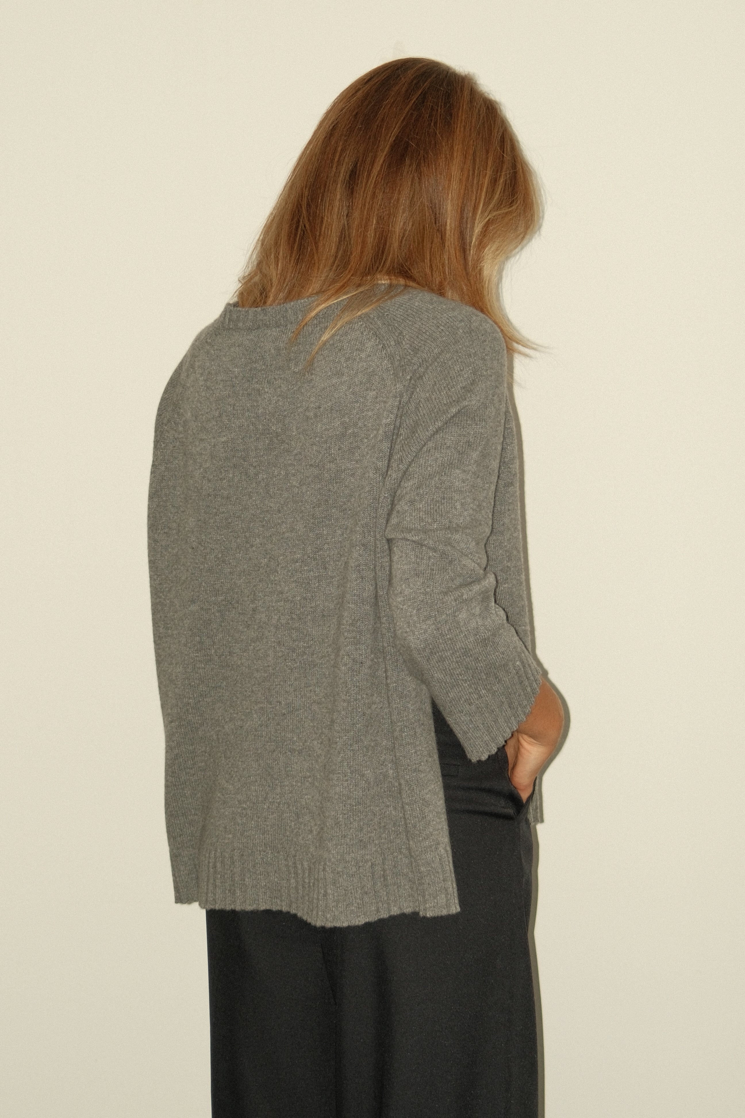 THE CASHMERE BLEND SPLIT KNIT GREY
