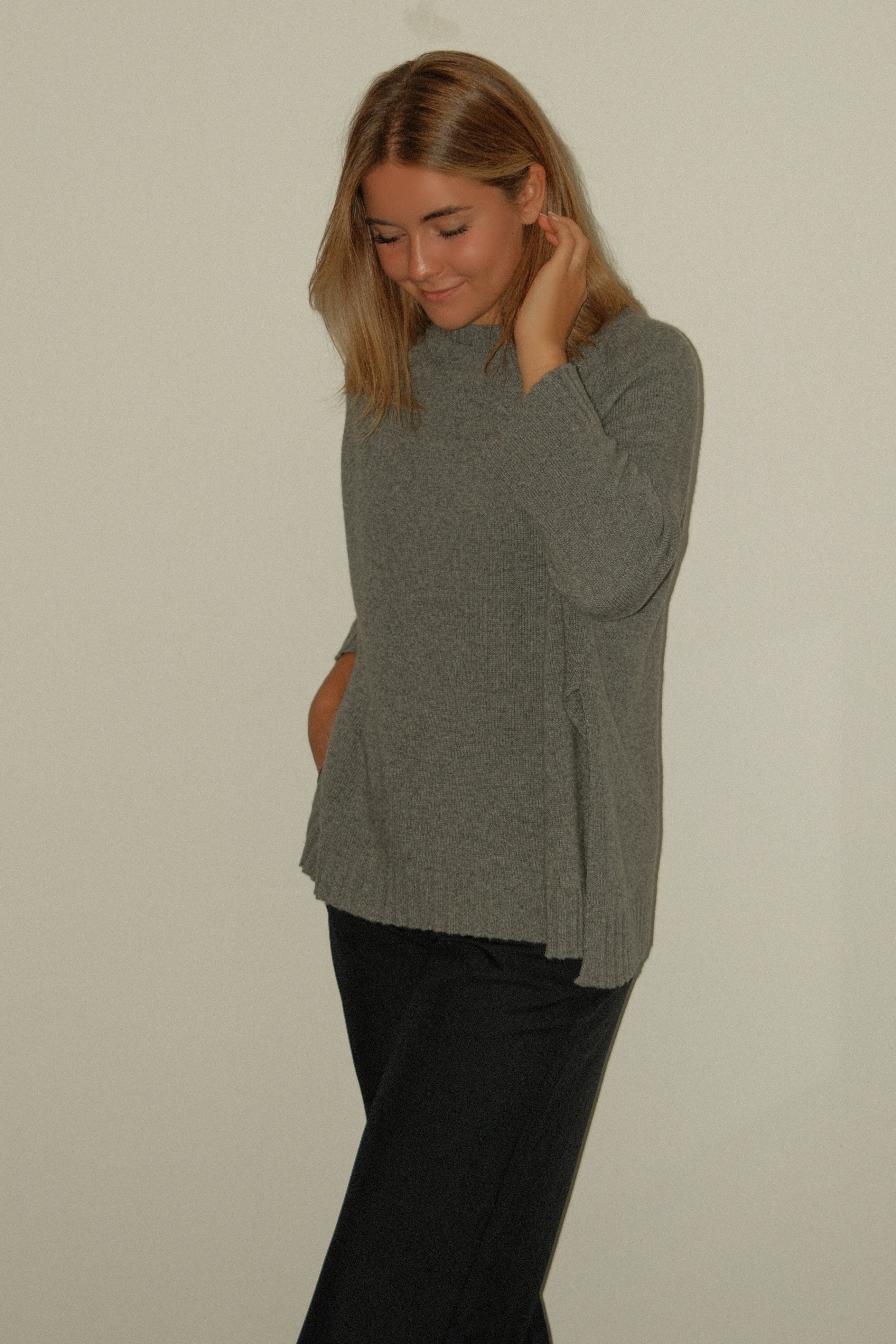 THE CASHMERE BLEND SPLIT KNIT GREY