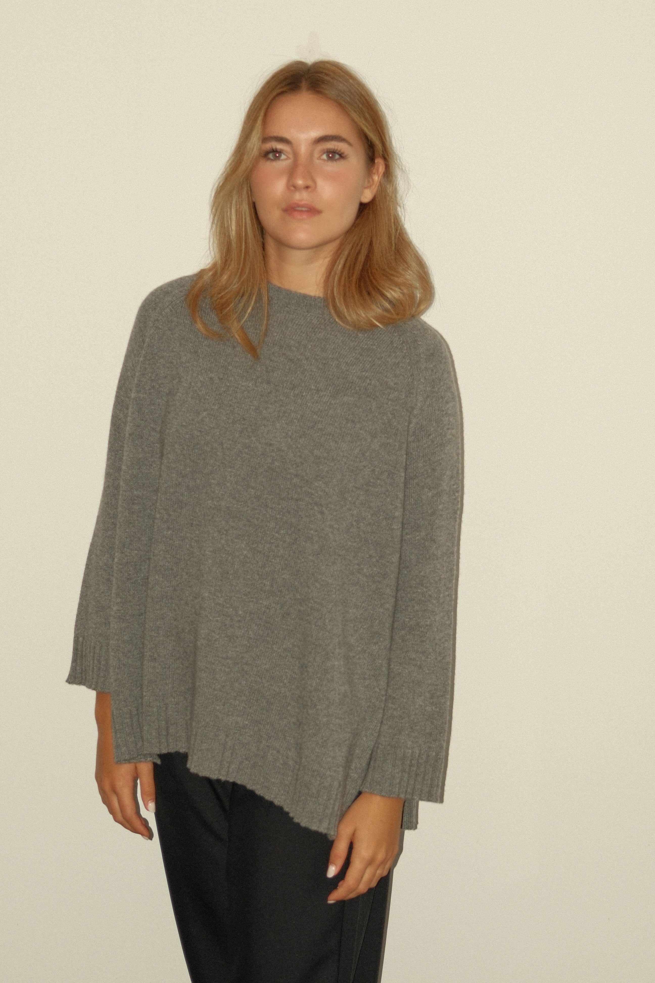 THE CASHMERE BLEND SPLIT KNIT GREY
