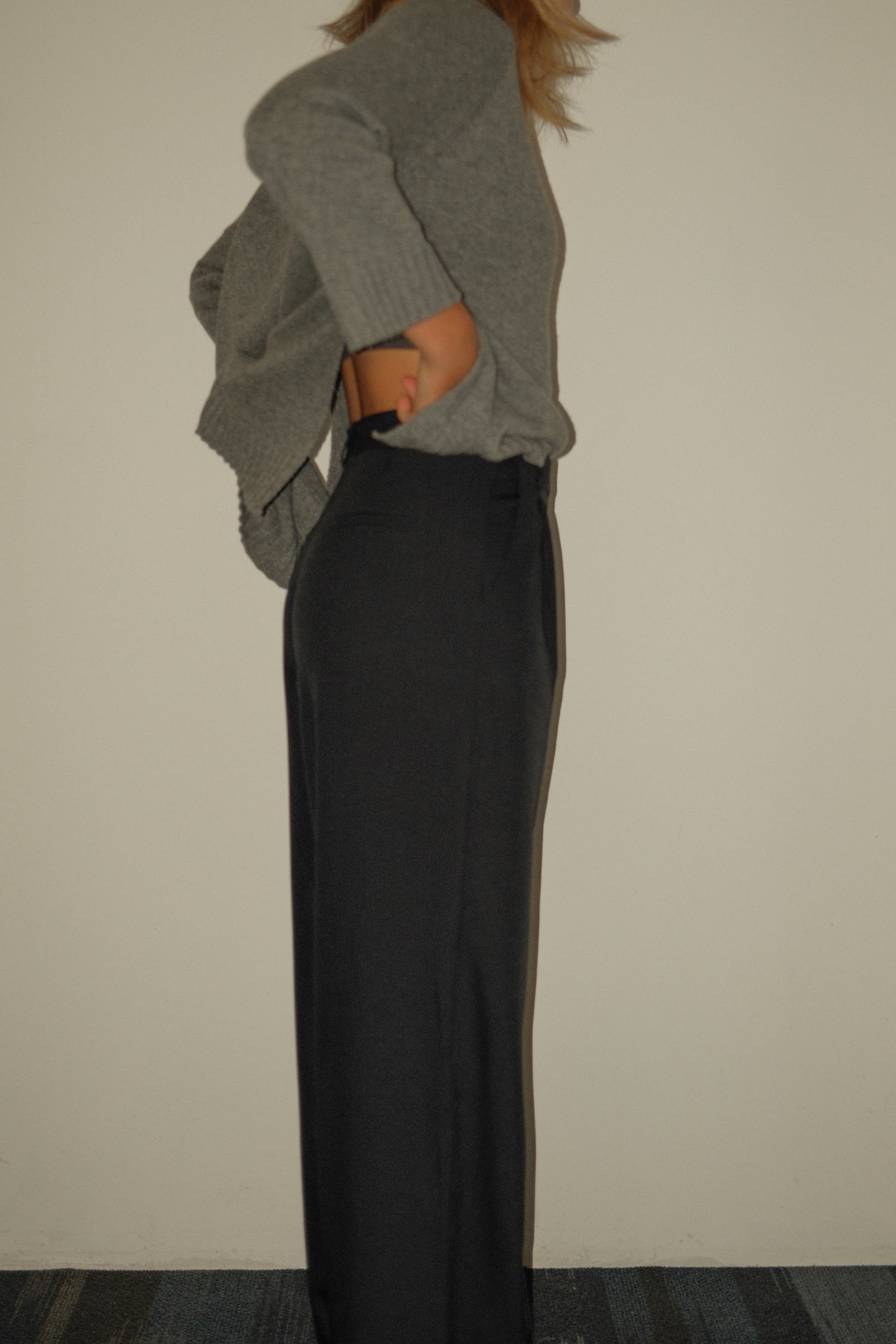 THE CASHMERE BLEND SPLIT KNIT GREY