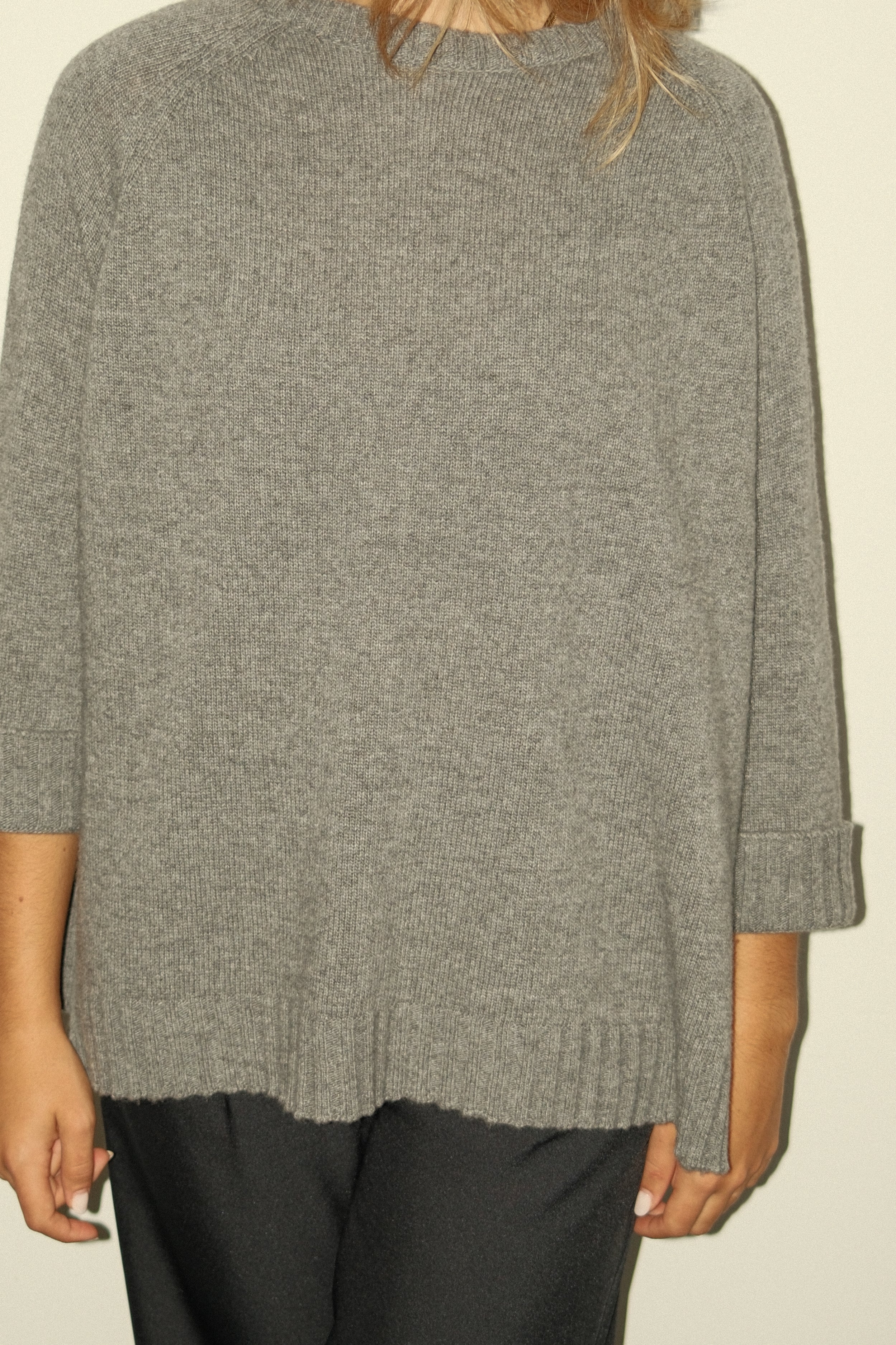 THE CASHMERE BLEND SPLIT KNIT GREY