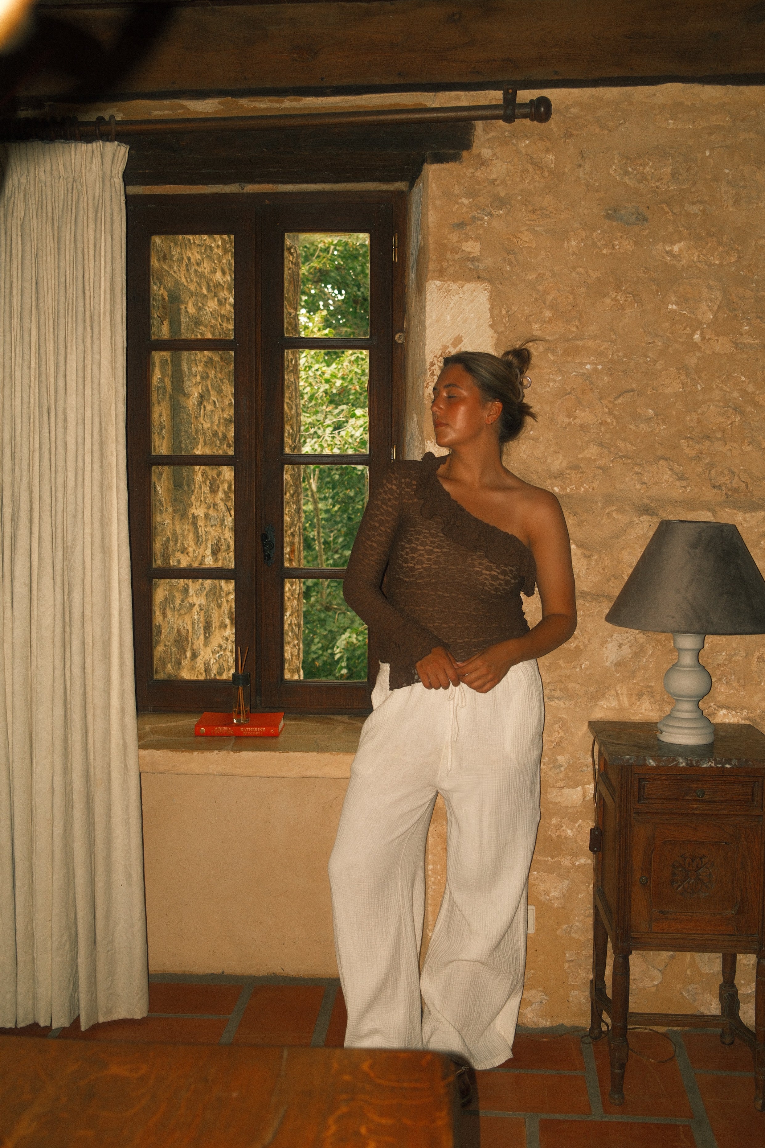 ONE-SHOULDER MIA TOP CHOCO