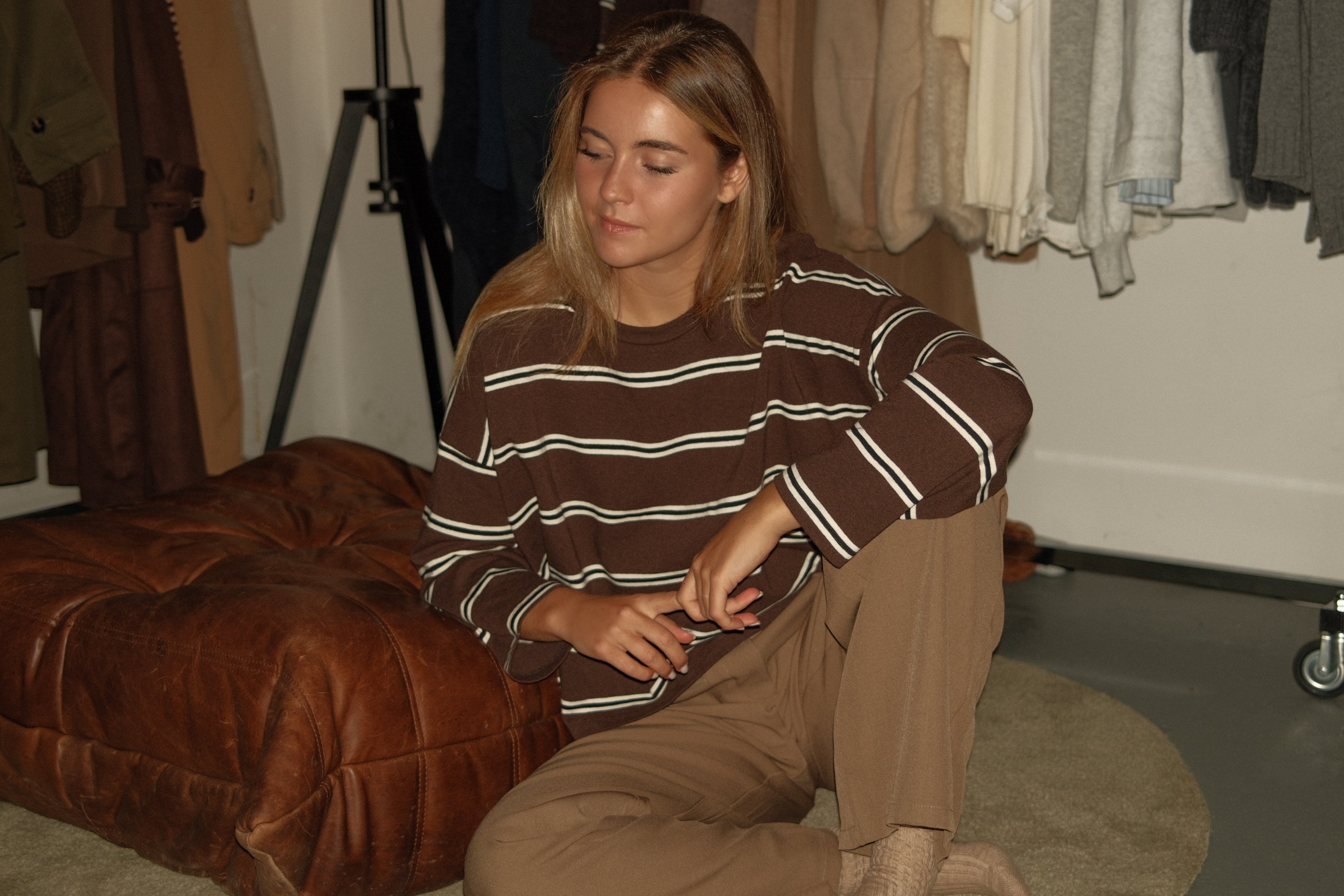 THE STRIPED FLARE TEE CHOCO