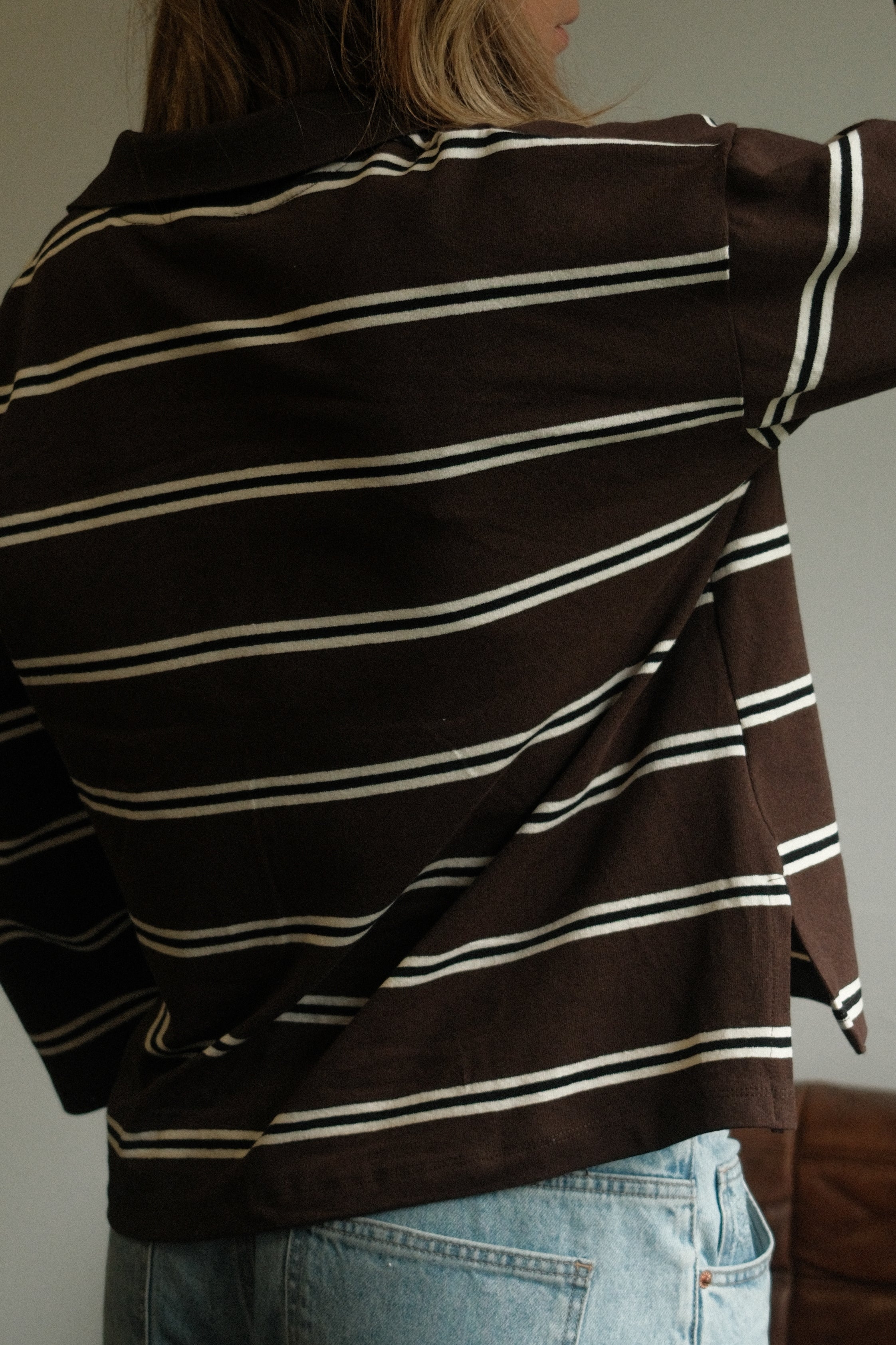 THE STRIPED POLO SWEATER CHOCO