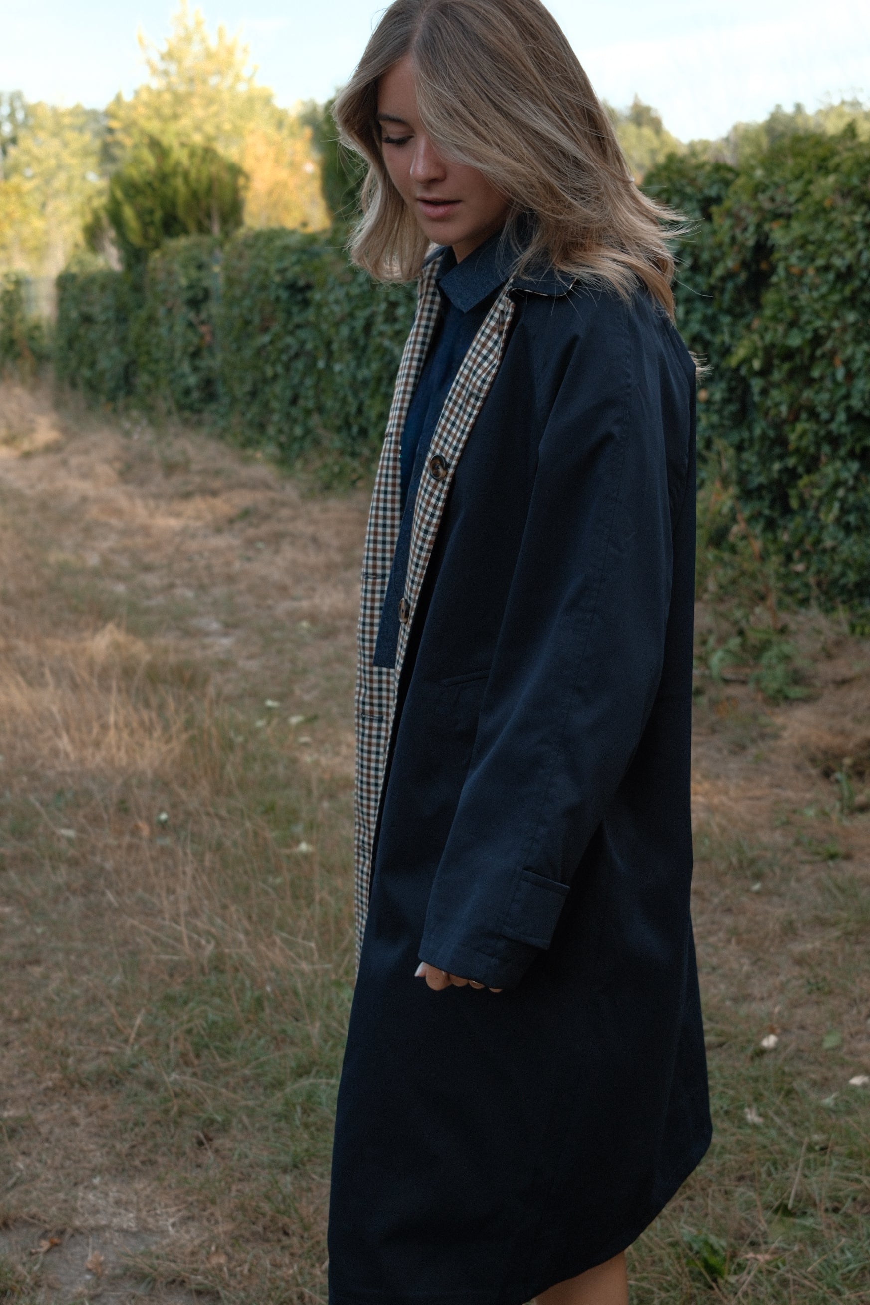 THE REVERSIBLE CHECK TRENCH COAT NAVY