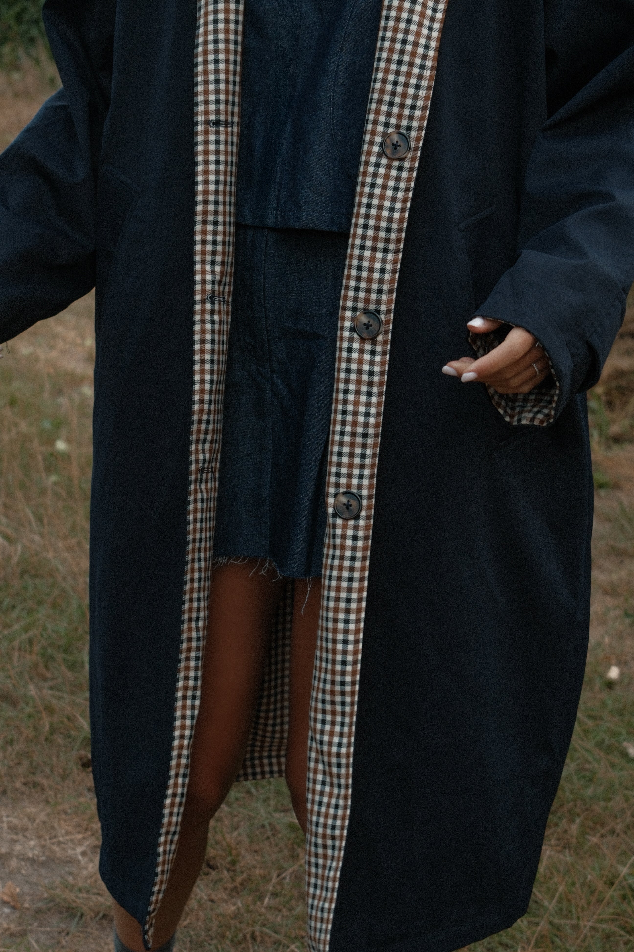 THE REVERSIBLE CHECK TRENCH COAT NAVY