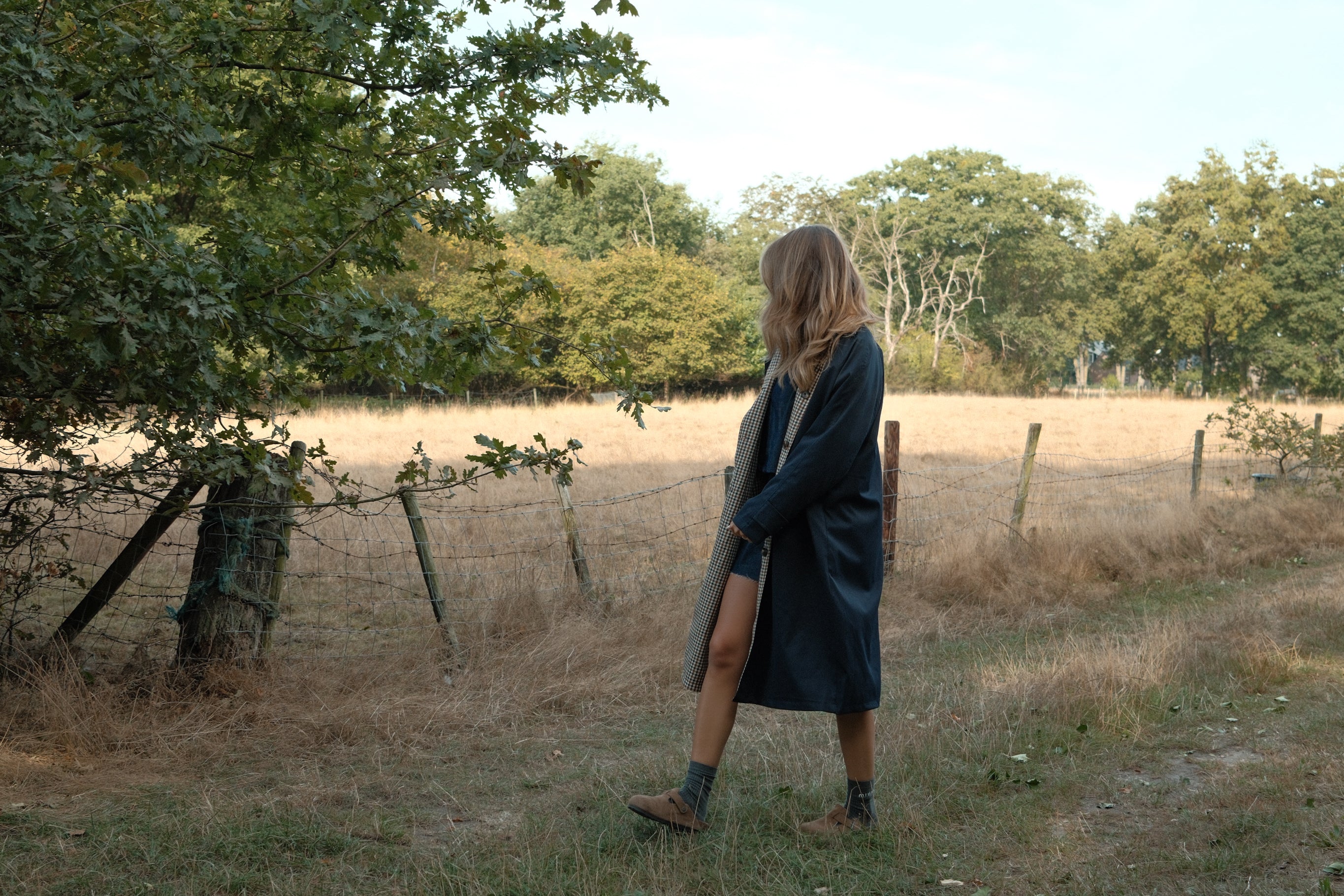 THE REVERSIBLE CHECK TRENCH COAT NAVY