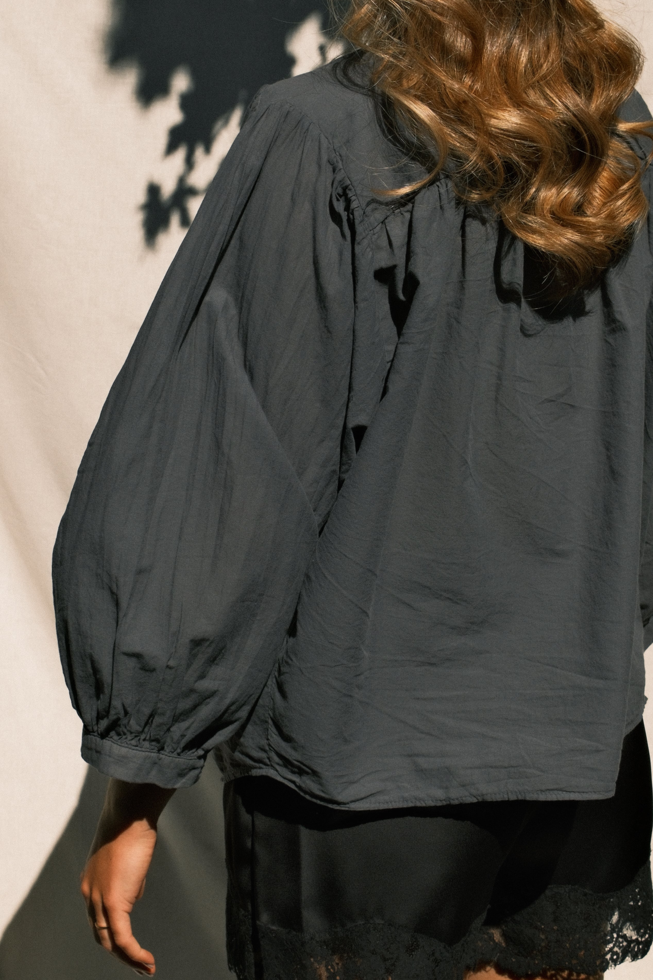 THE NORAH SHIRT SMOKE GREY