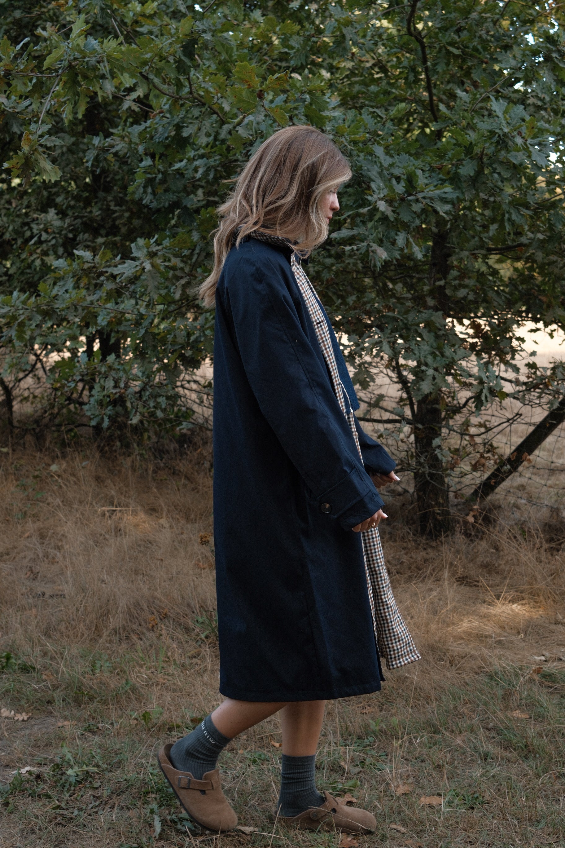 THE REVERSIBLE CHECK TRENCH COAT NAVY