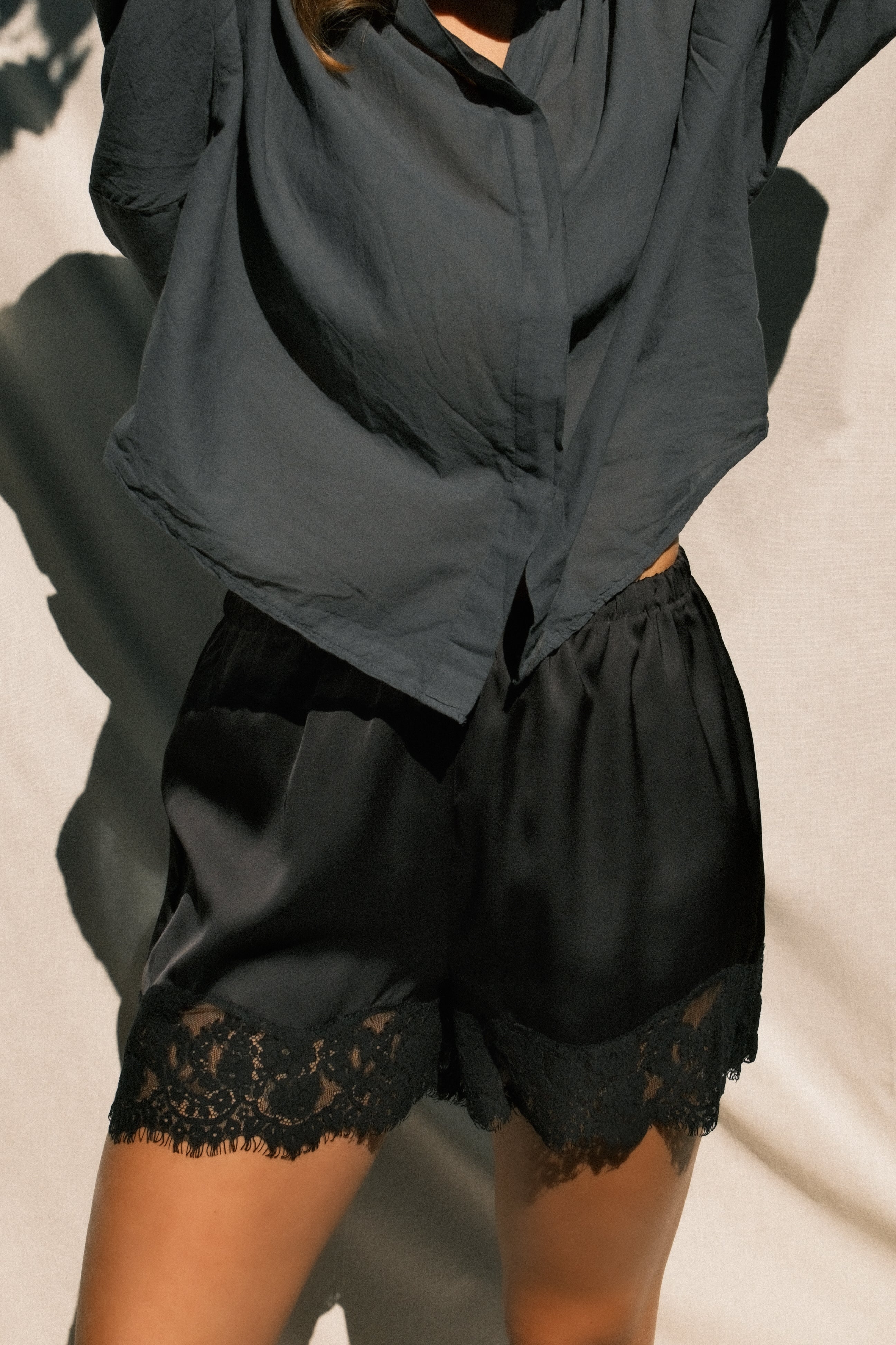 LACE SHORT BLACK