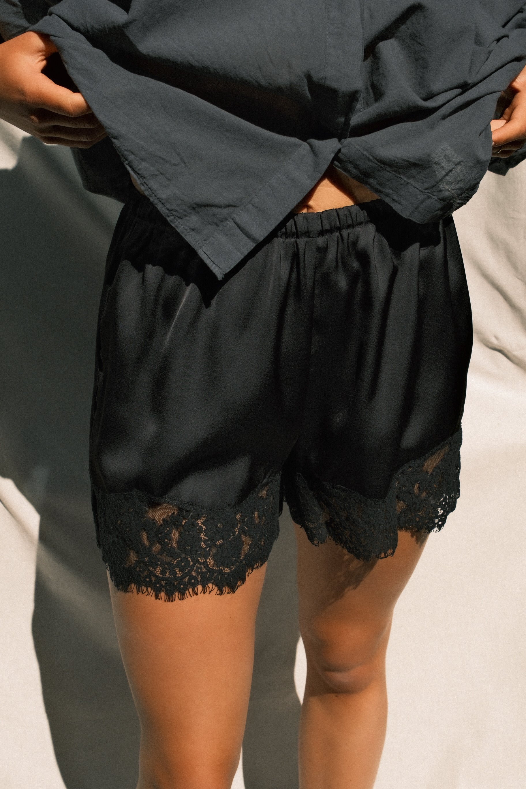 LACE SHORT BLACK