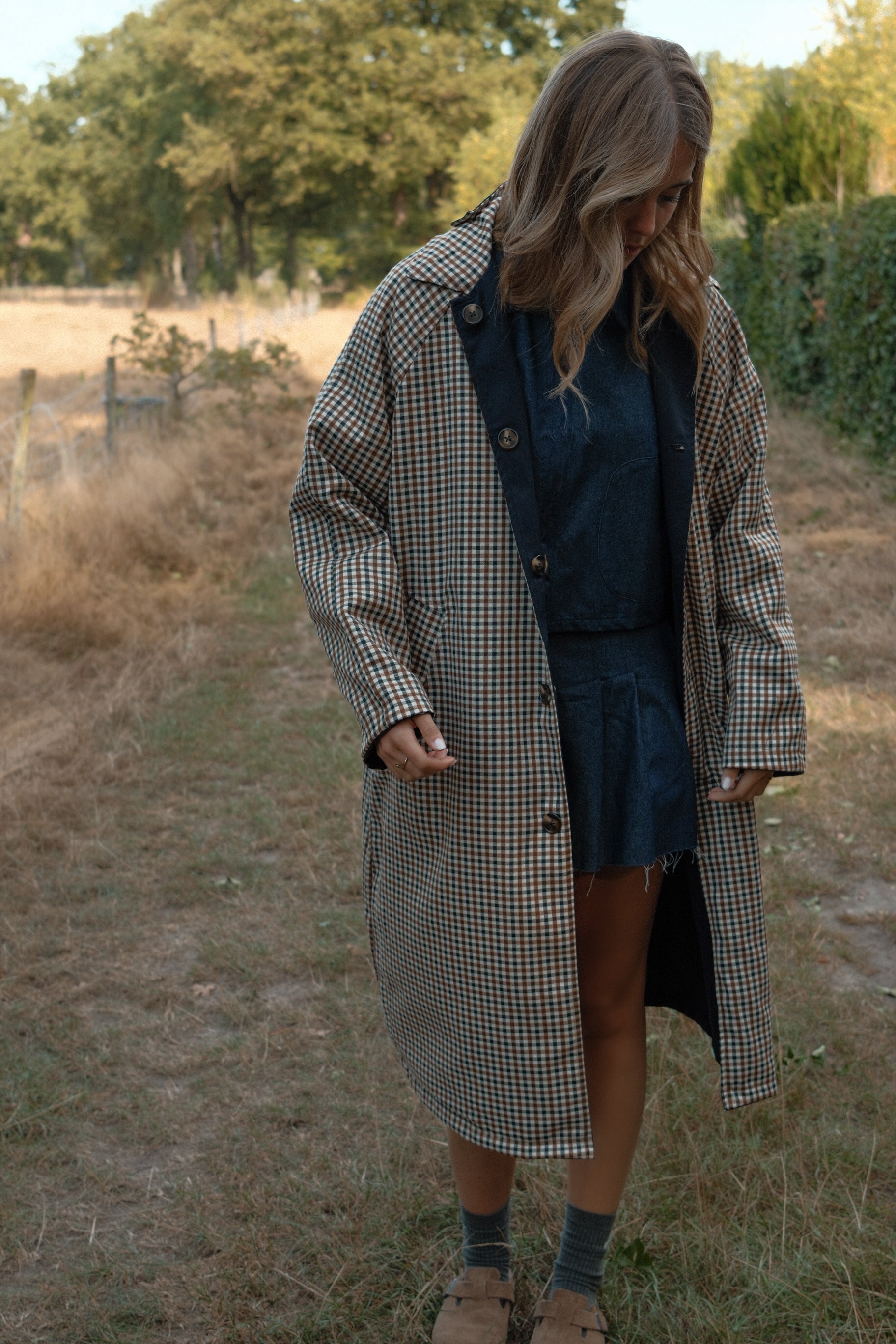 THE REVERSIBLE CHECK TRENCH COAT NAVY