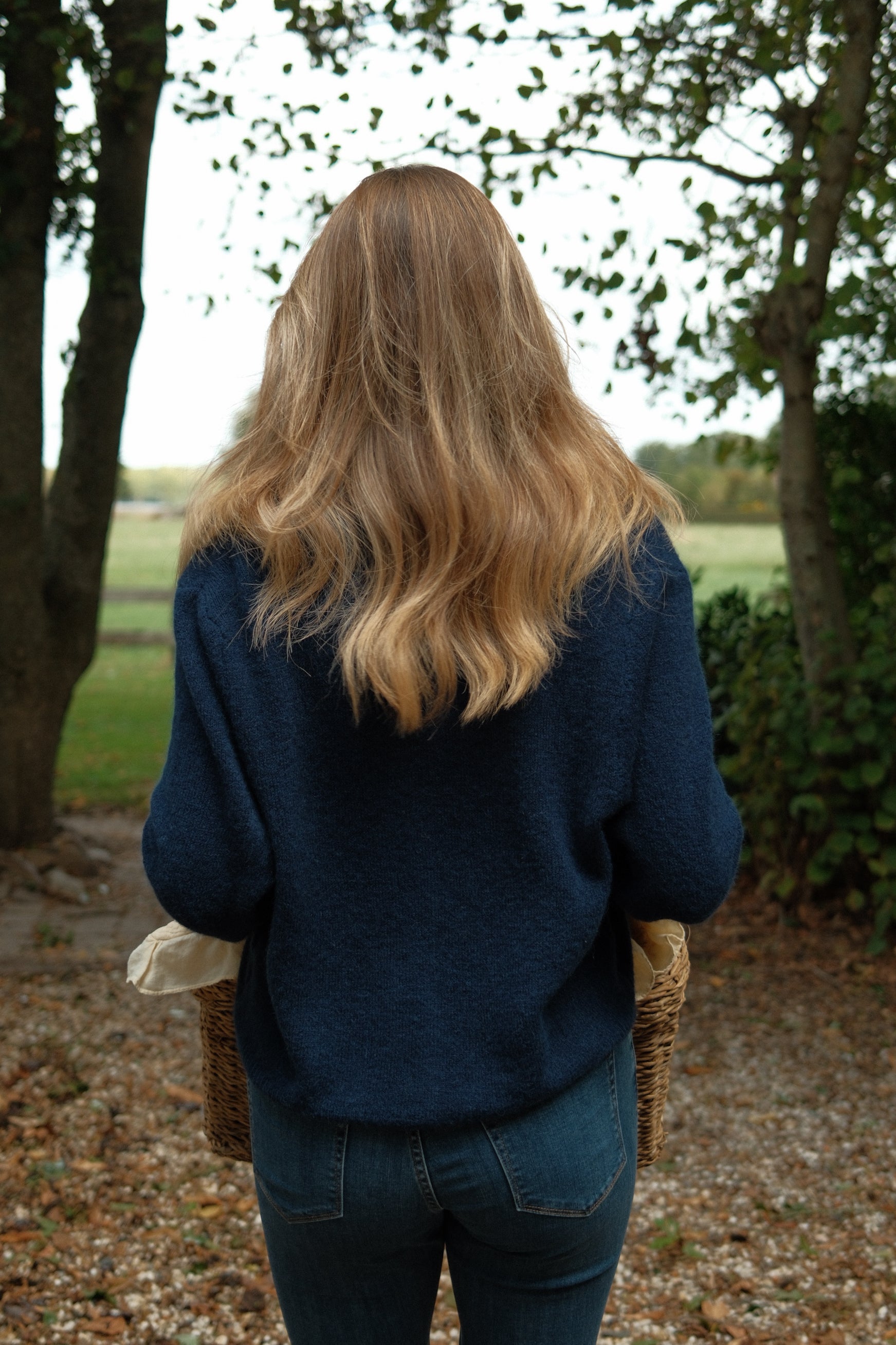 THE ALPACA V CARDIGAN NAVY