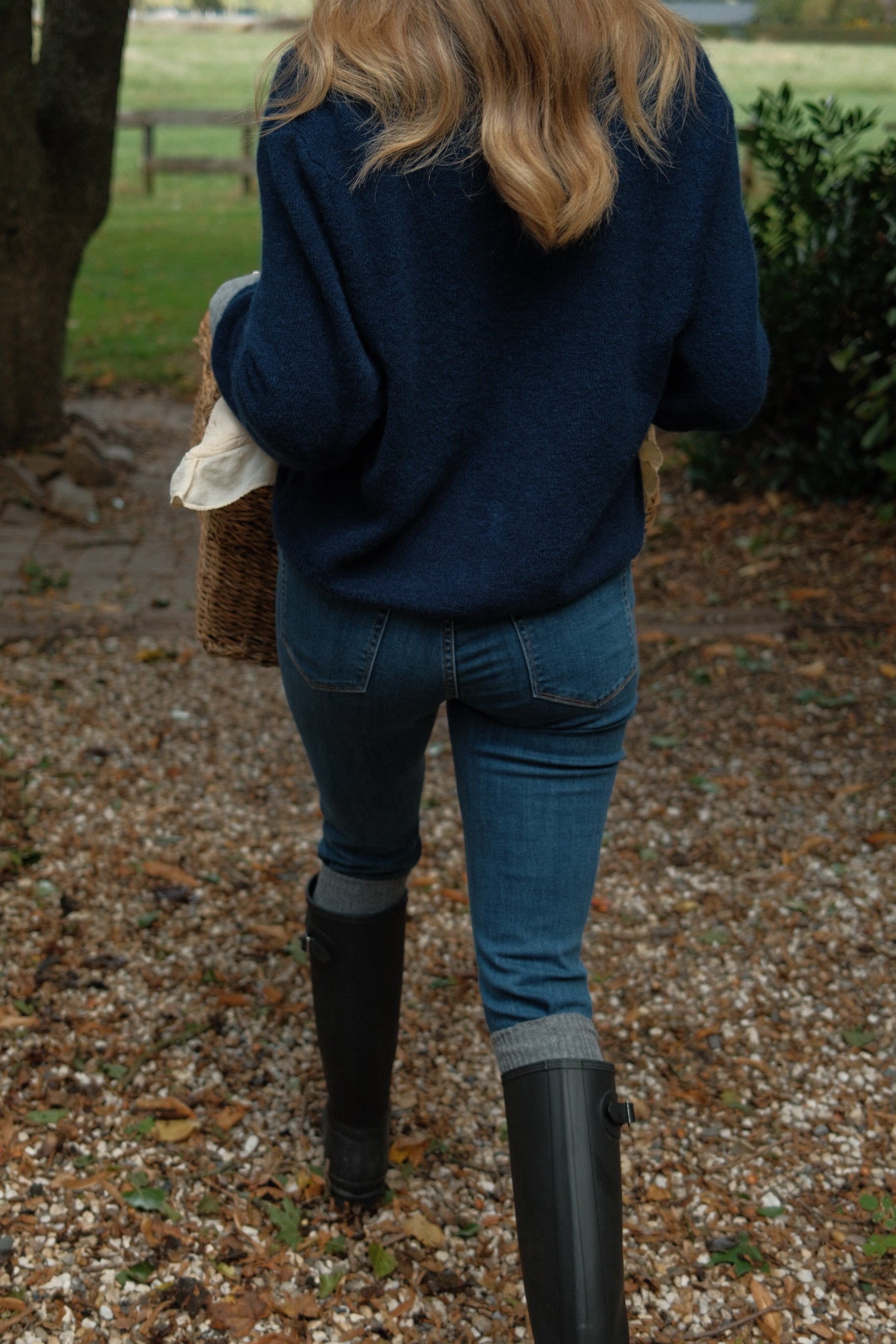 THE ALPACA V CARDIGAN NAVY