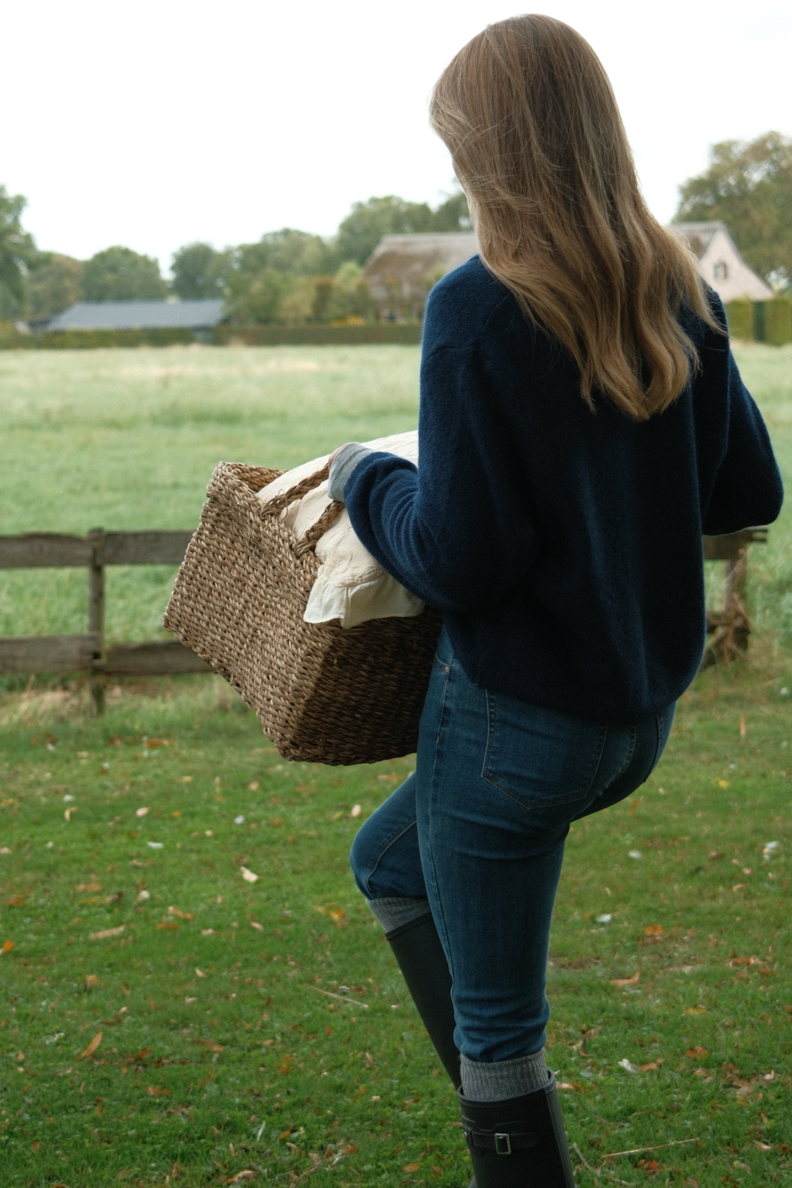 THE ALPACA V CARDIGAN NAVY