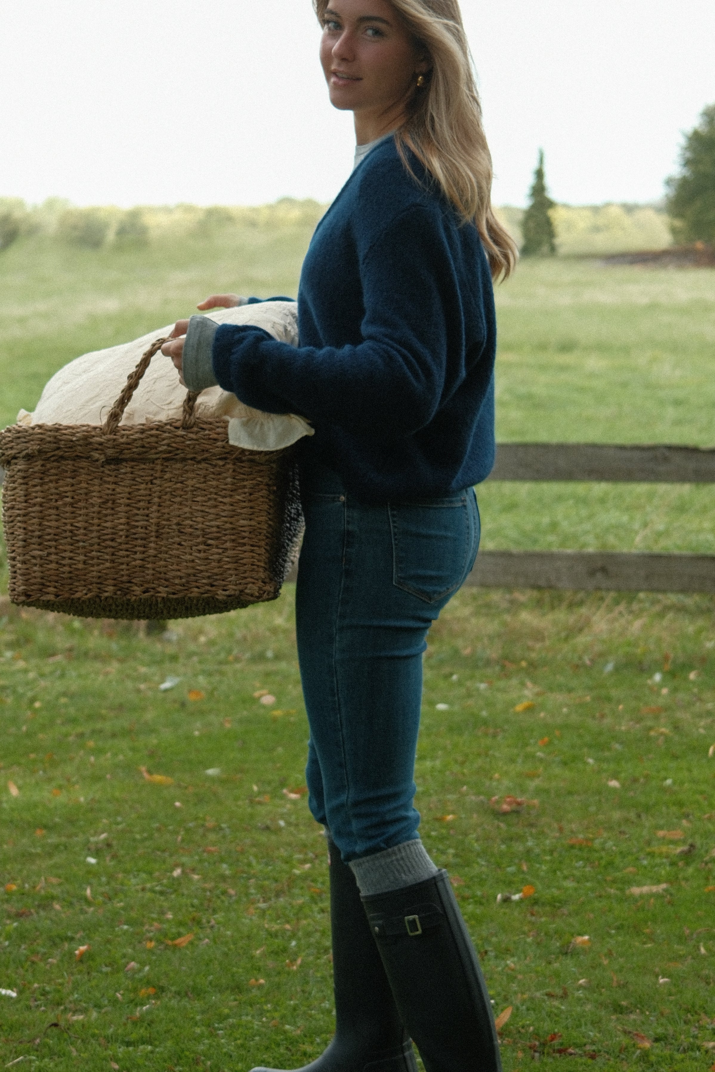 THE ALPACA V CARDIGAN NAVY