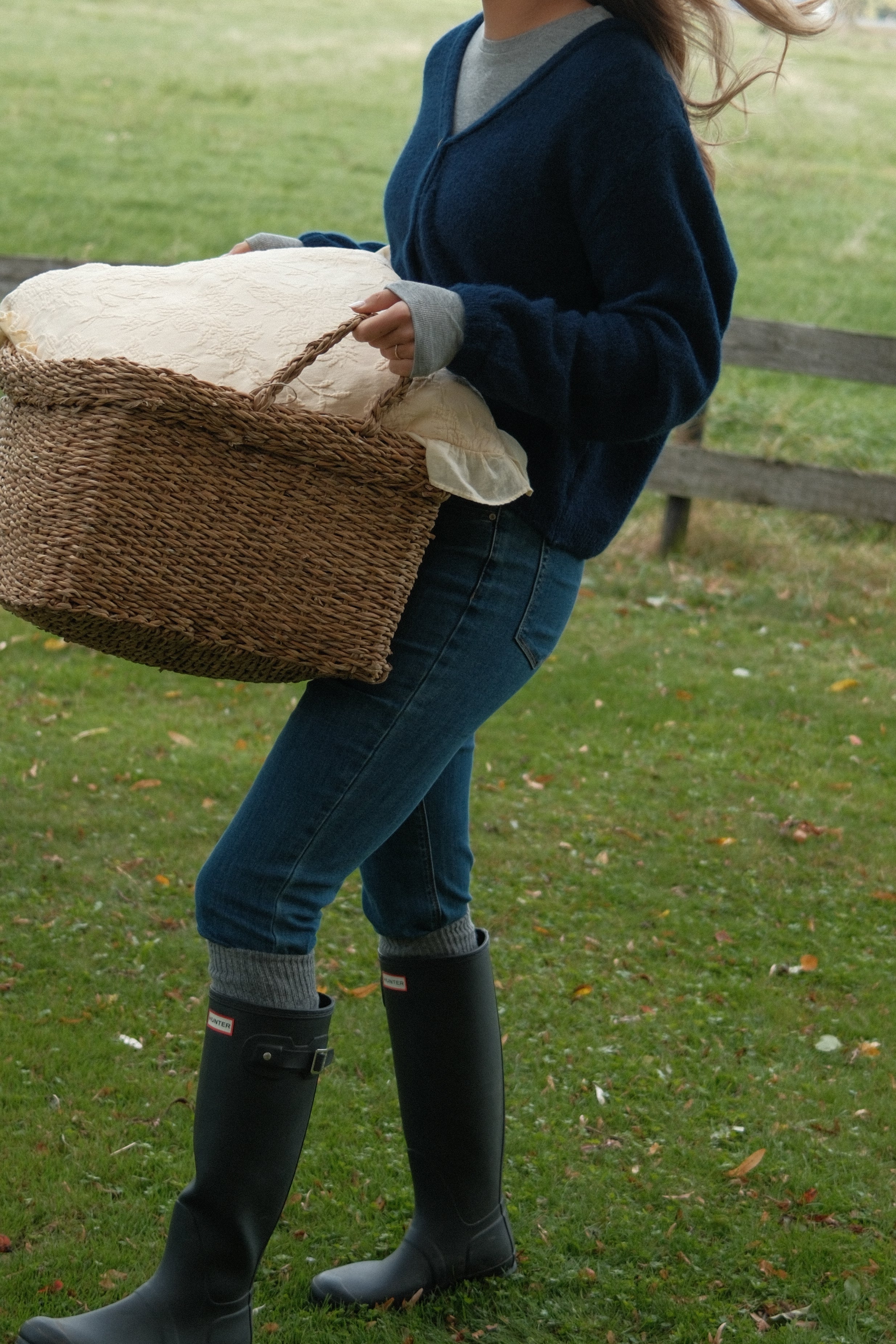 THE ALPACA V CARDIGAN NAVY