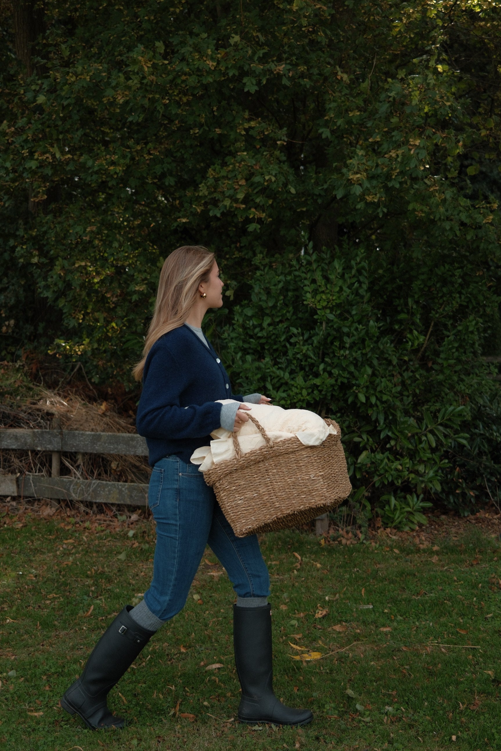 THE ALPACA V CARDIGAN NAVY