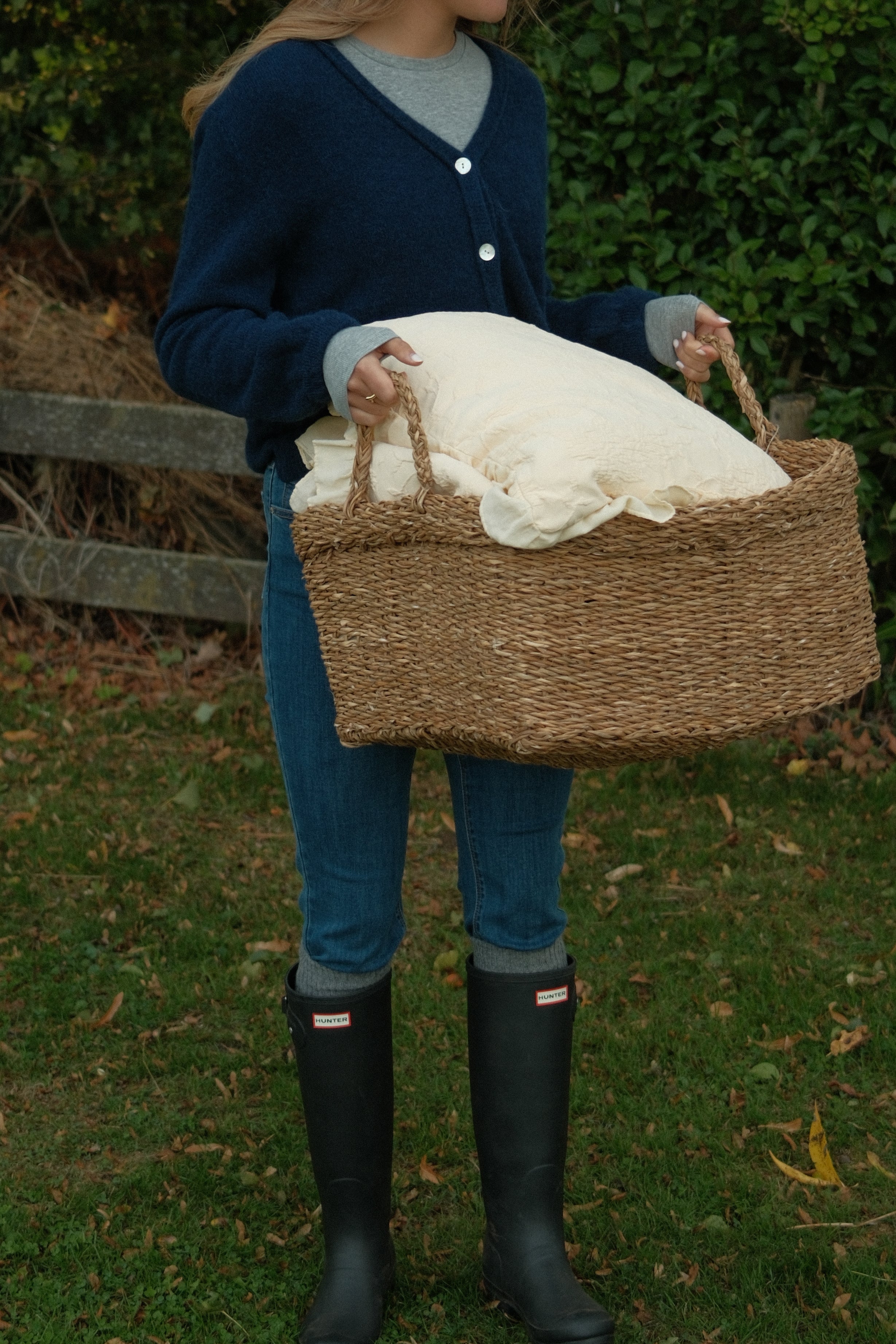 THE ALPACA V CARDIGAN NAVY