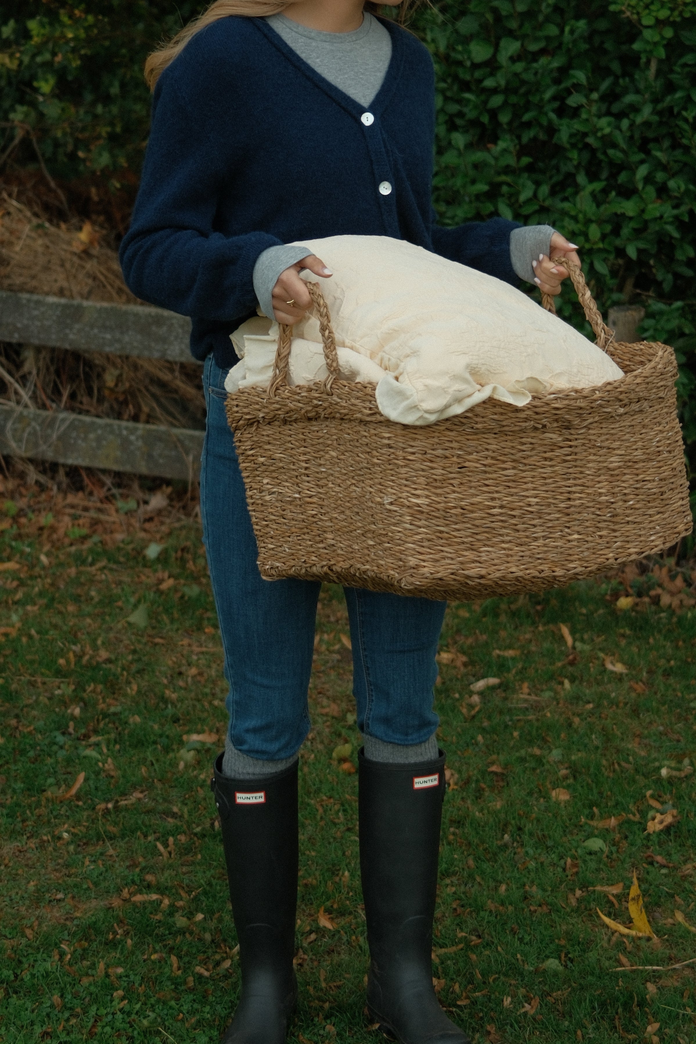 THE ALPACA V CARDIGAN NAVY
