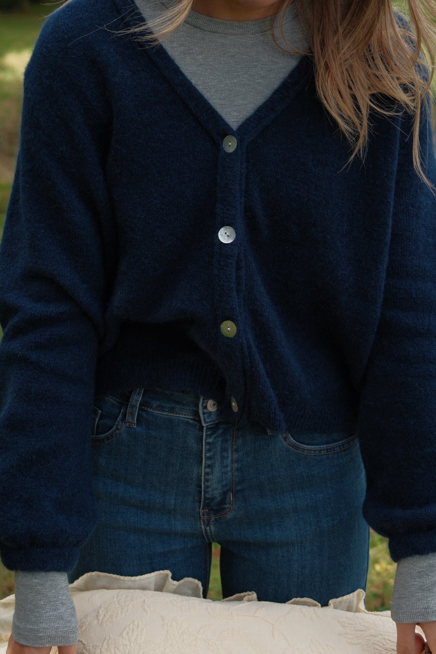 THE ALPACA V CARDIGAN NAVY