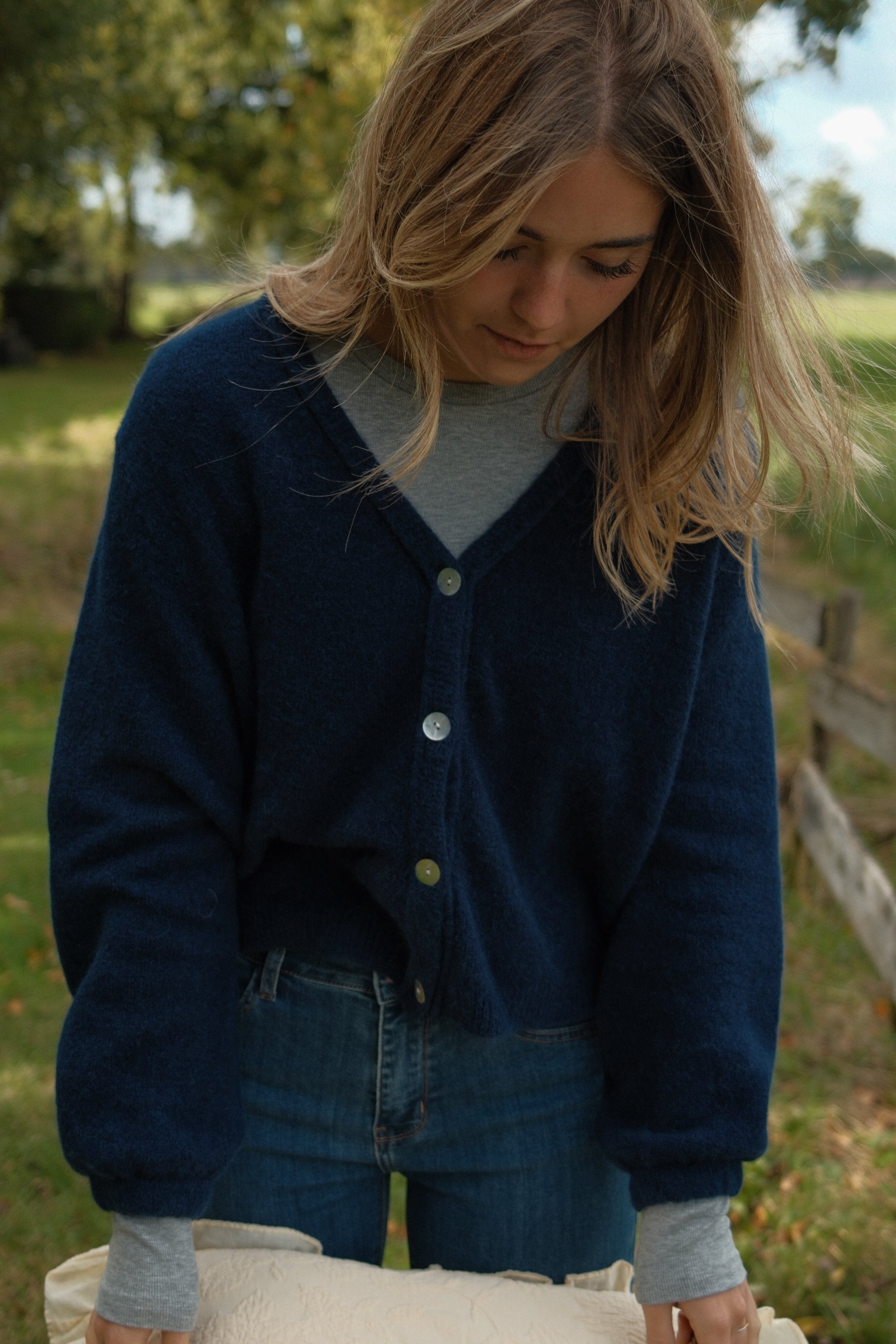 THE ALPACA V CARDIGAN NAVY