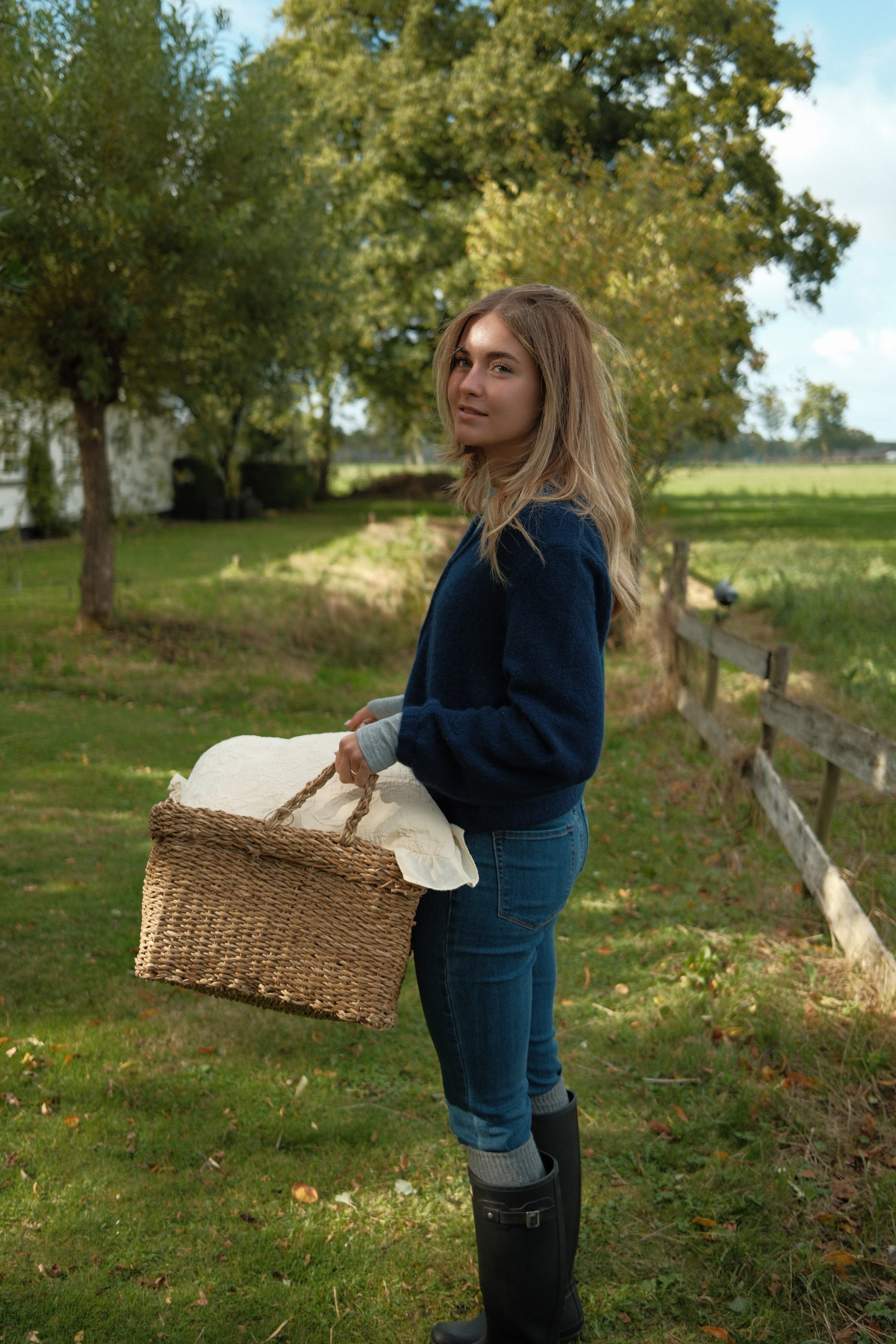 THE ALPACA V CARDIGAN NAVY