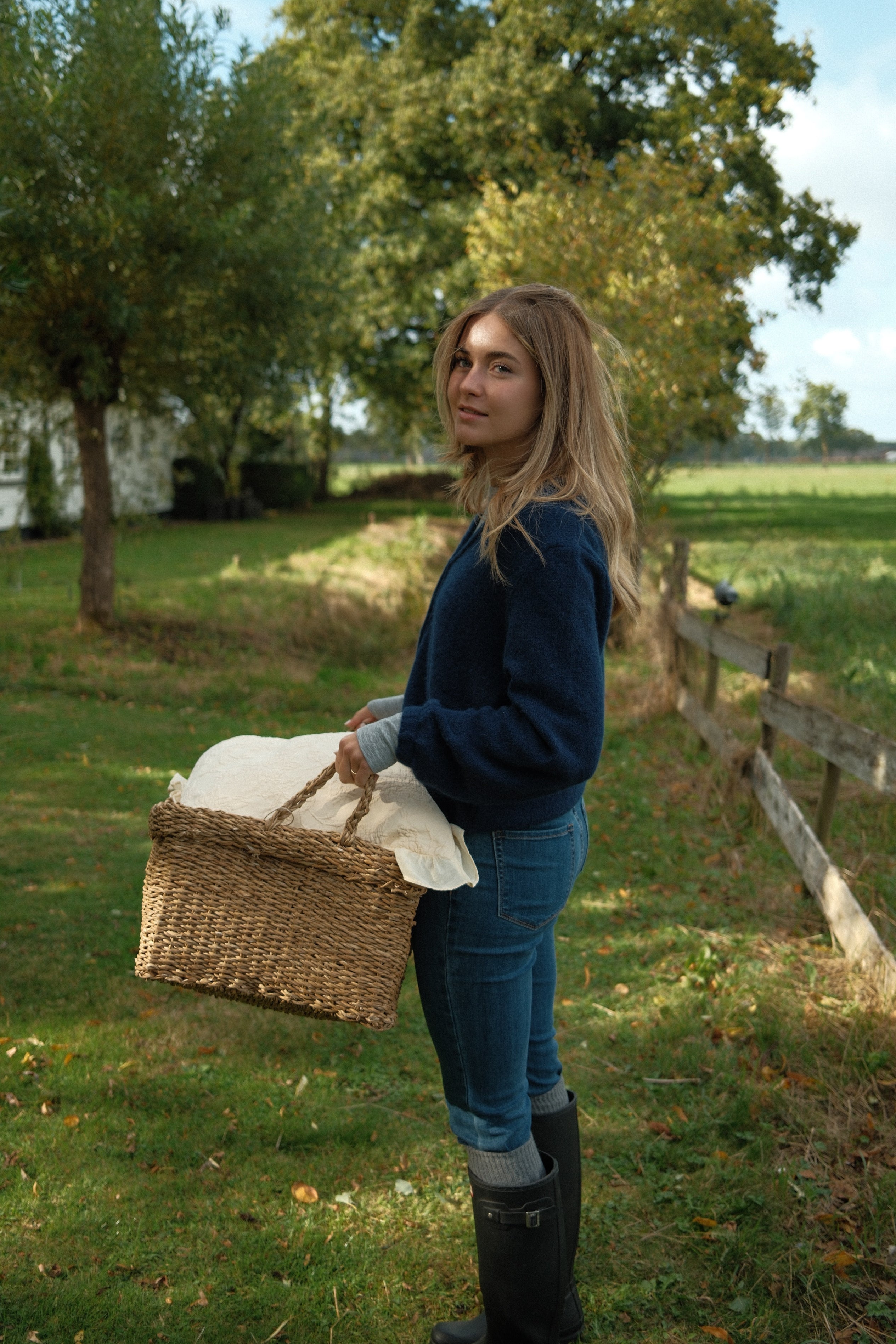 THE ALPACA V CARDIGAN NAVY