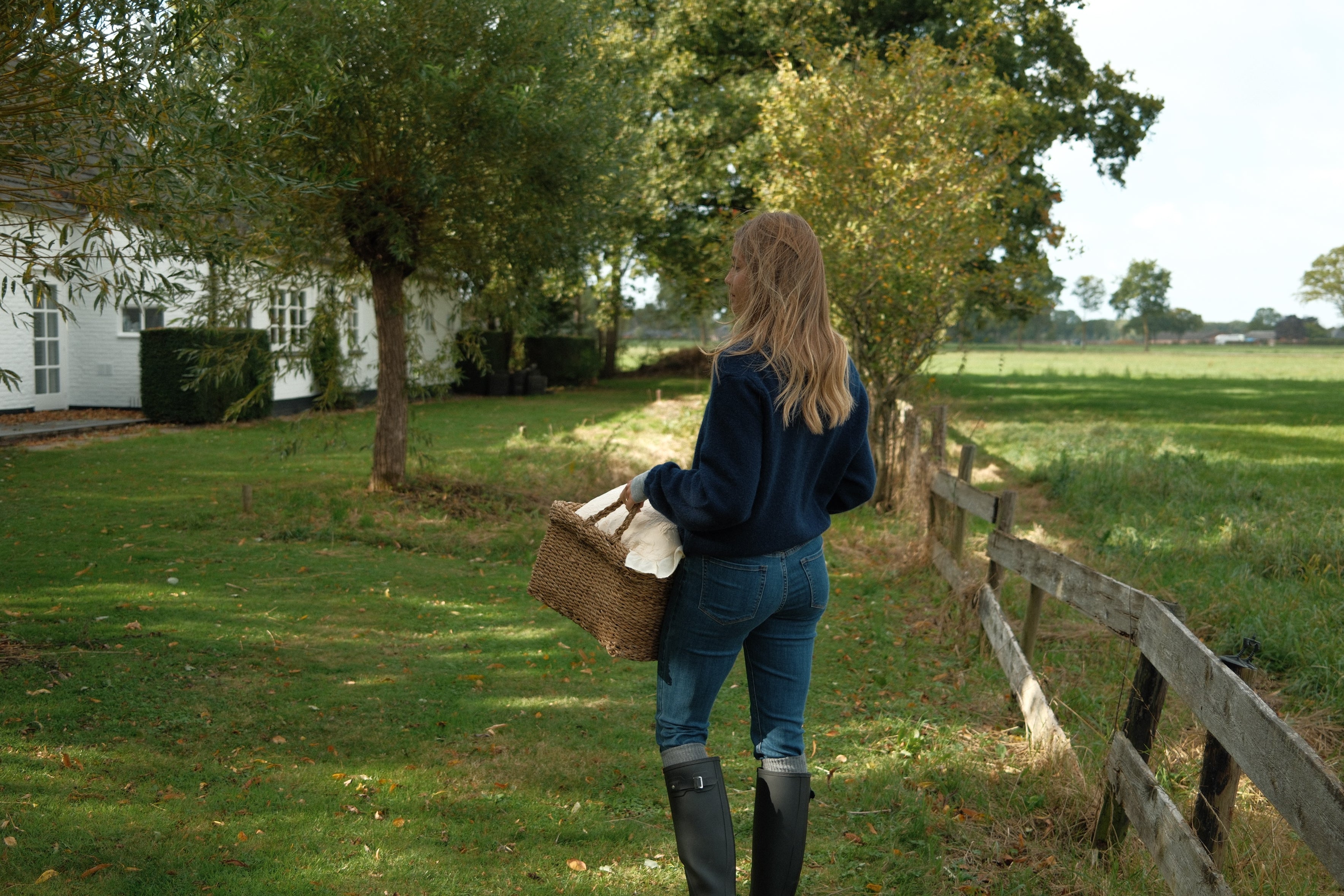 THE ALPACA V CARDIGAN NAVY