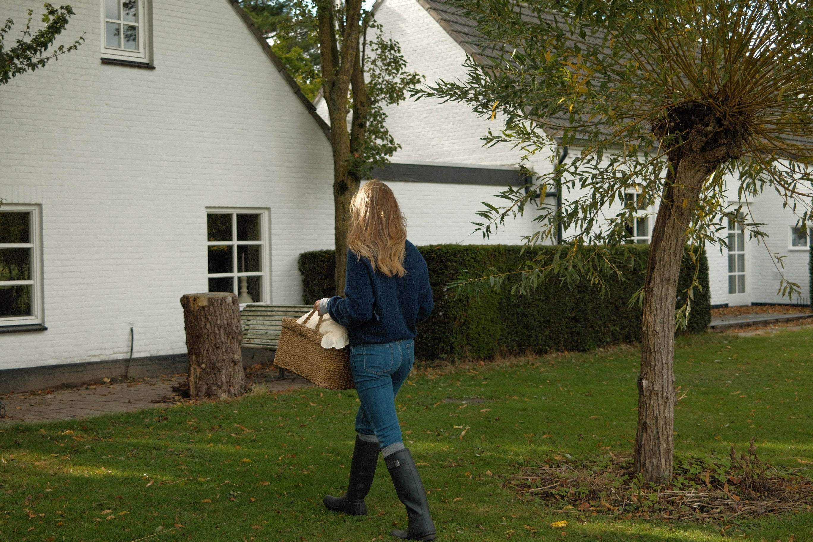THE ALPACA V CARDIGAN NAVY