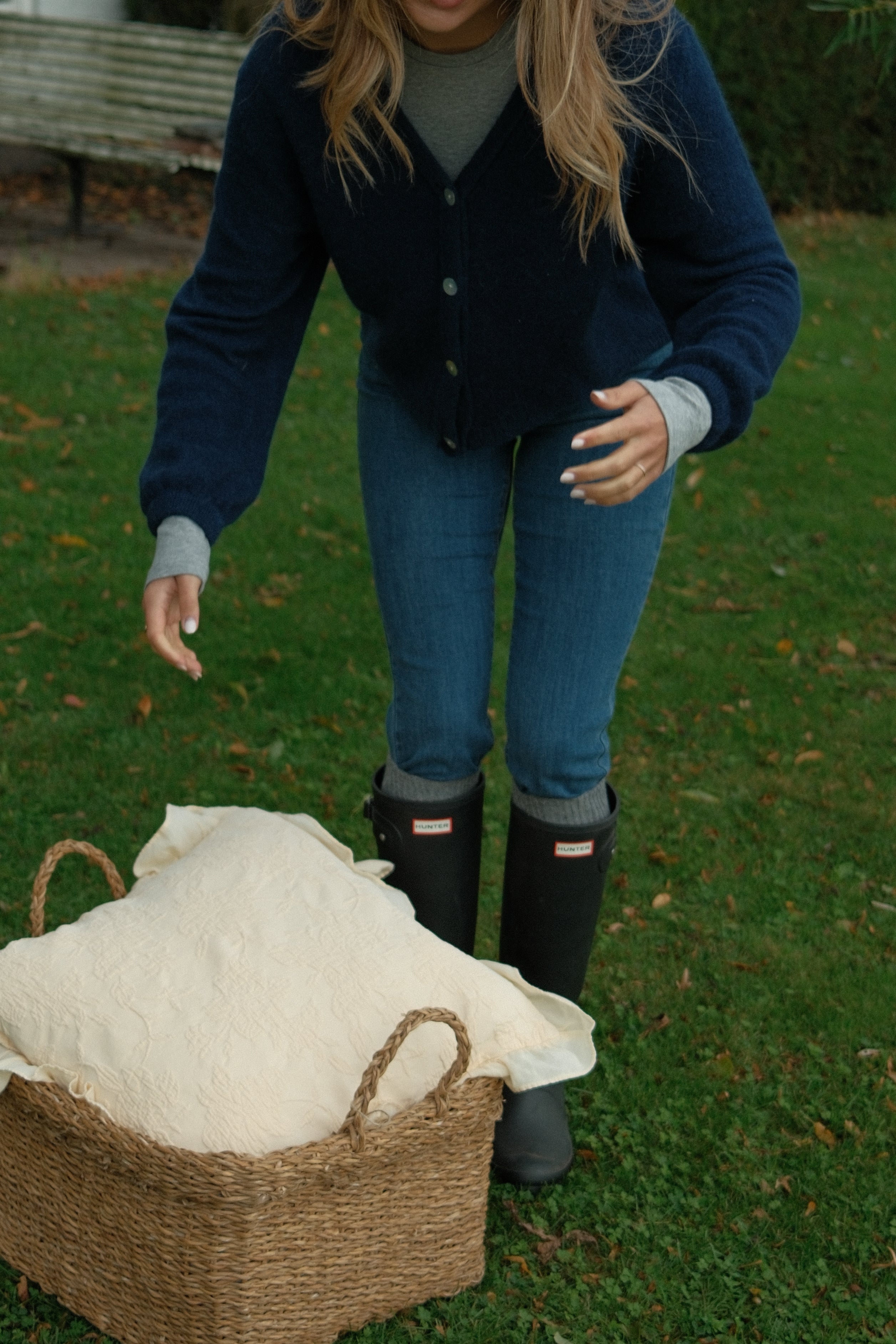 THE ALPACA V CARDIGAN NAVY