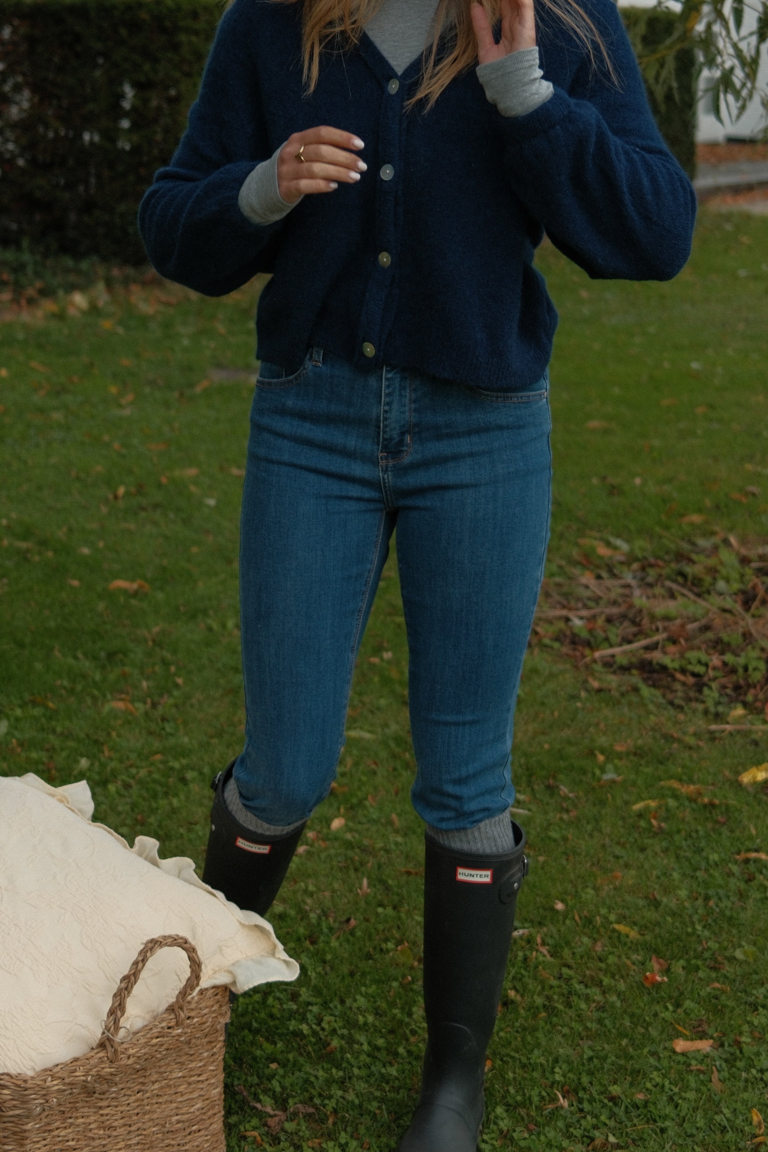 THE ALPACA V CARDIGAN NAVY