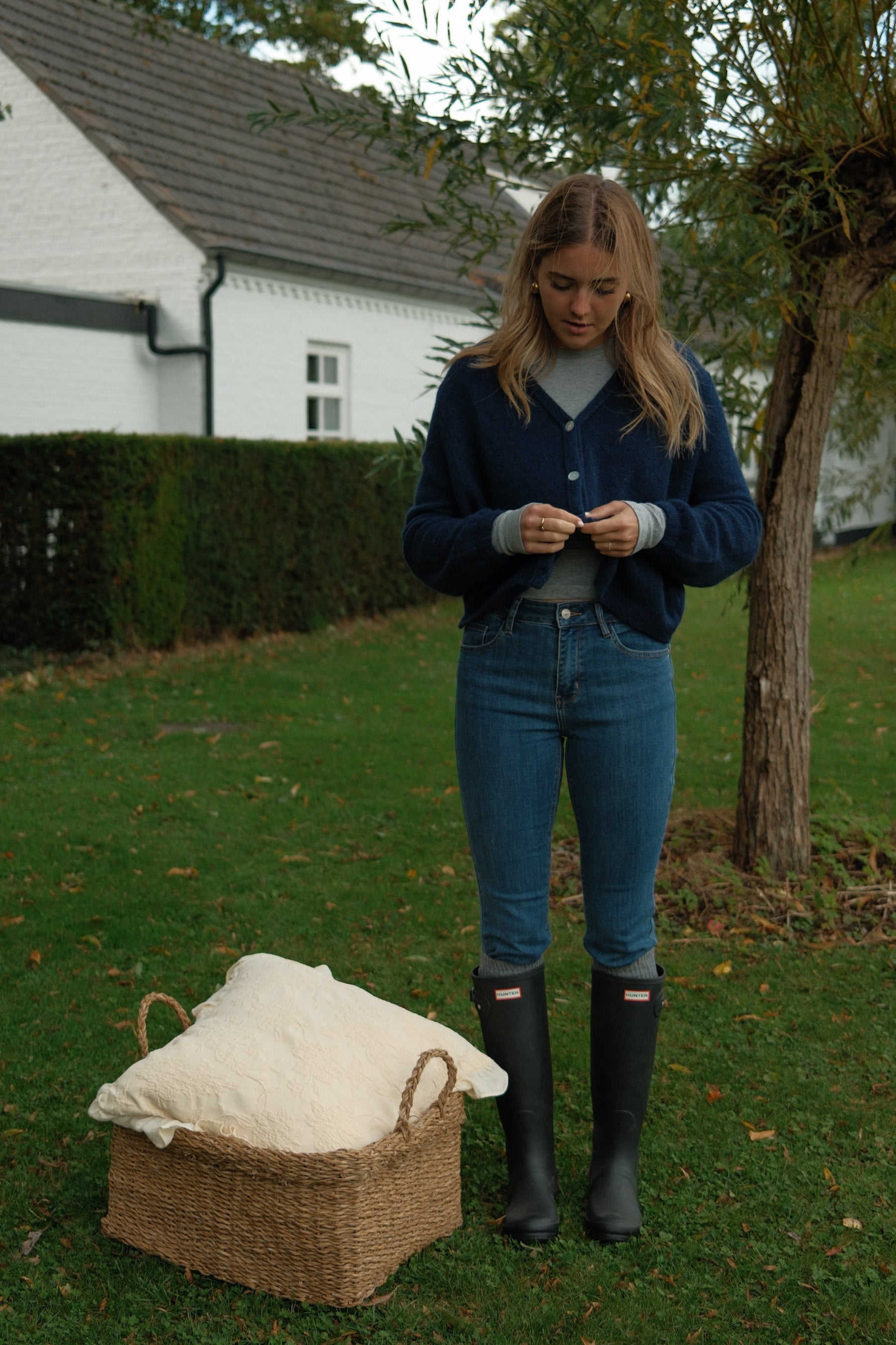 THE ALPACA V CARDIGAN NAVY
