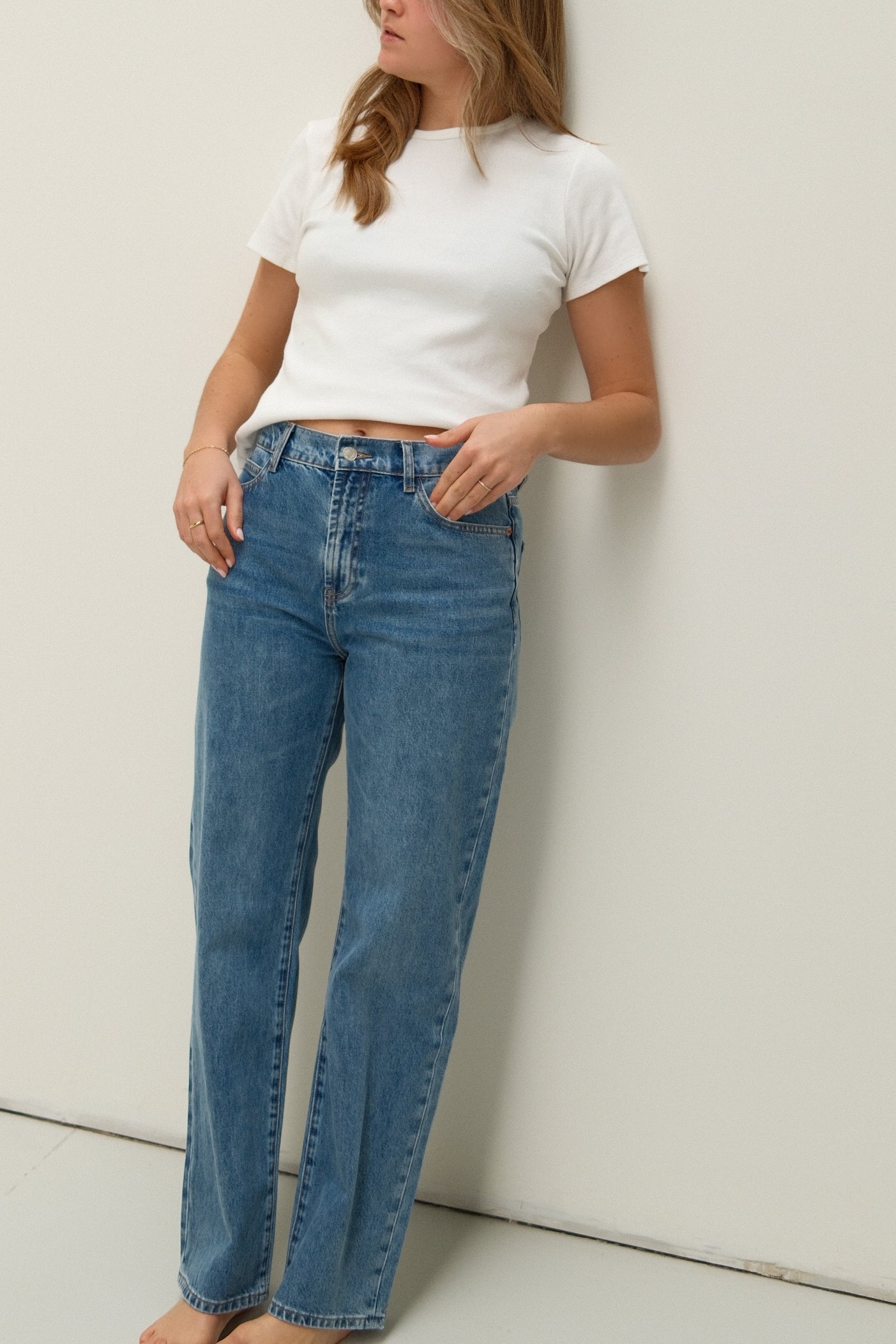 SNEAKERS LENGTH STRAIGHT JEANS