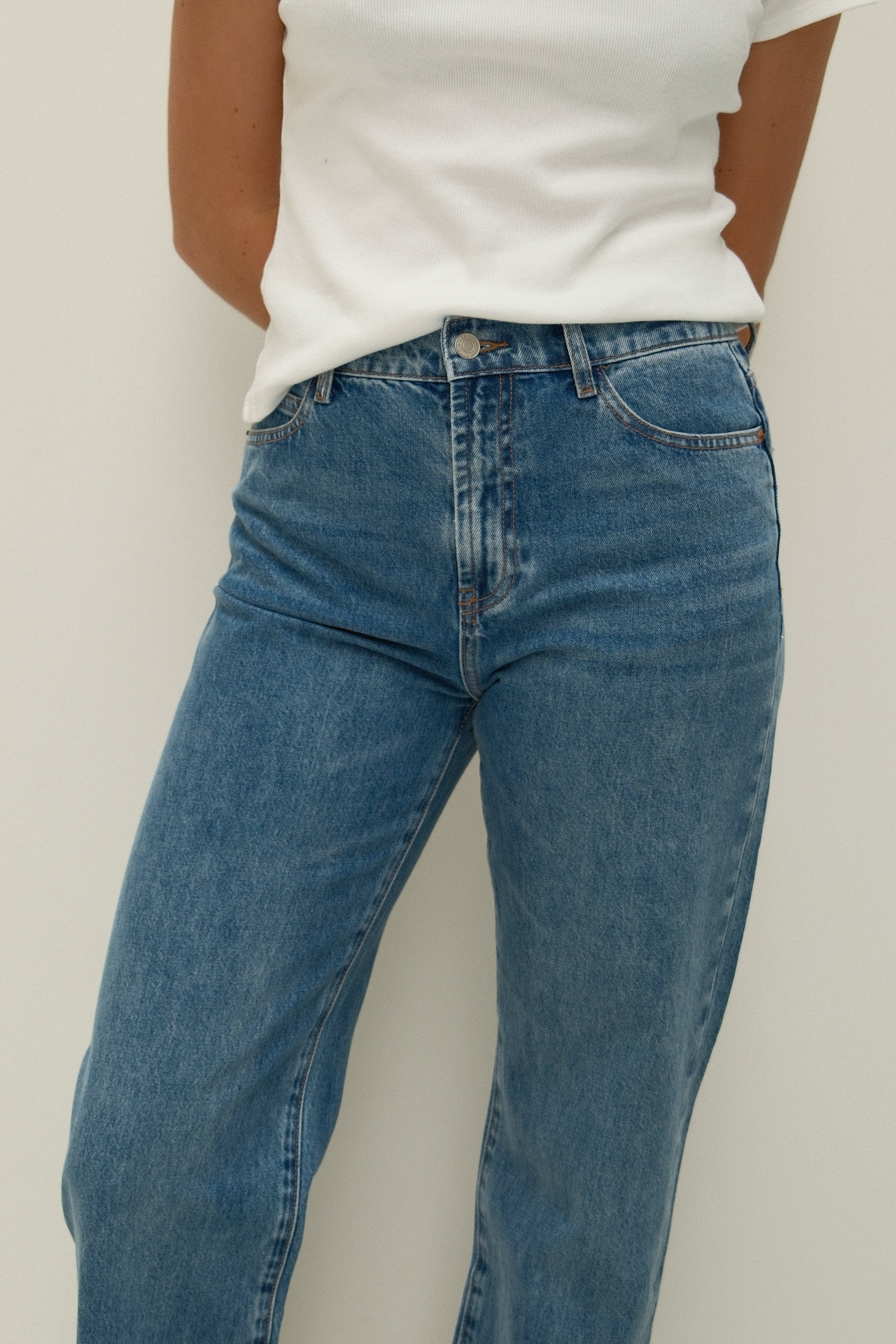 SNEAKERS LENGTH STRAIGHT JEANS
