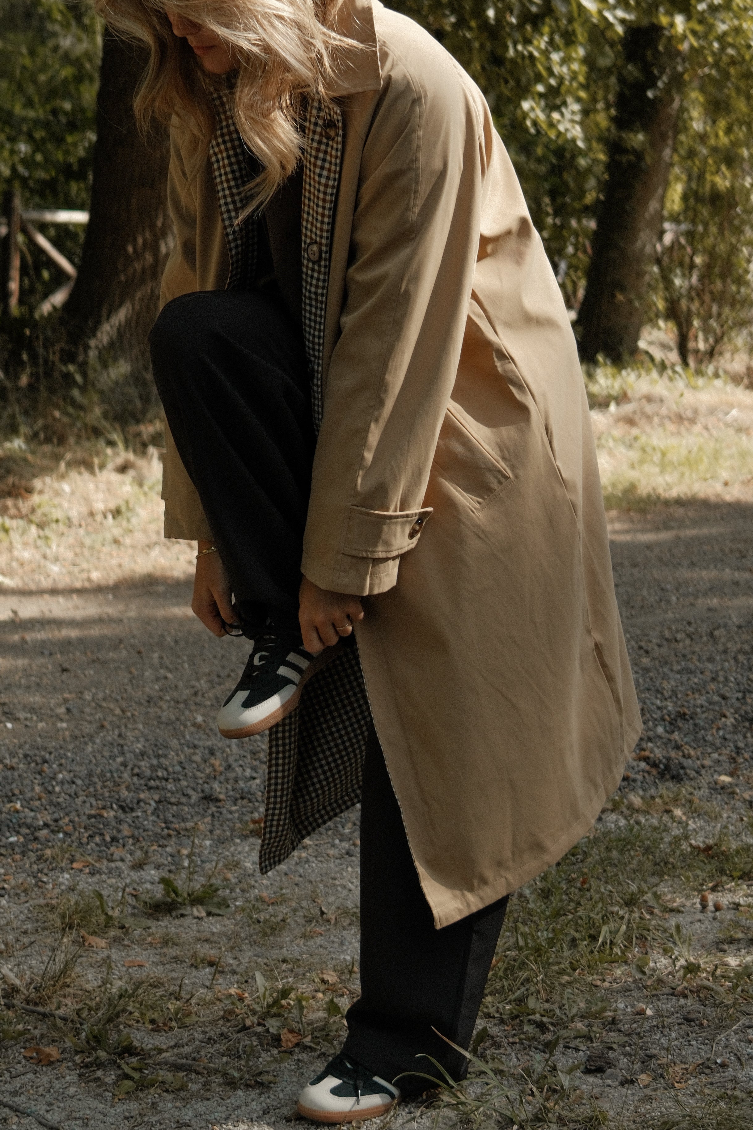 THE REVERSIBLE CHECK TRENCH COAT BEIGE