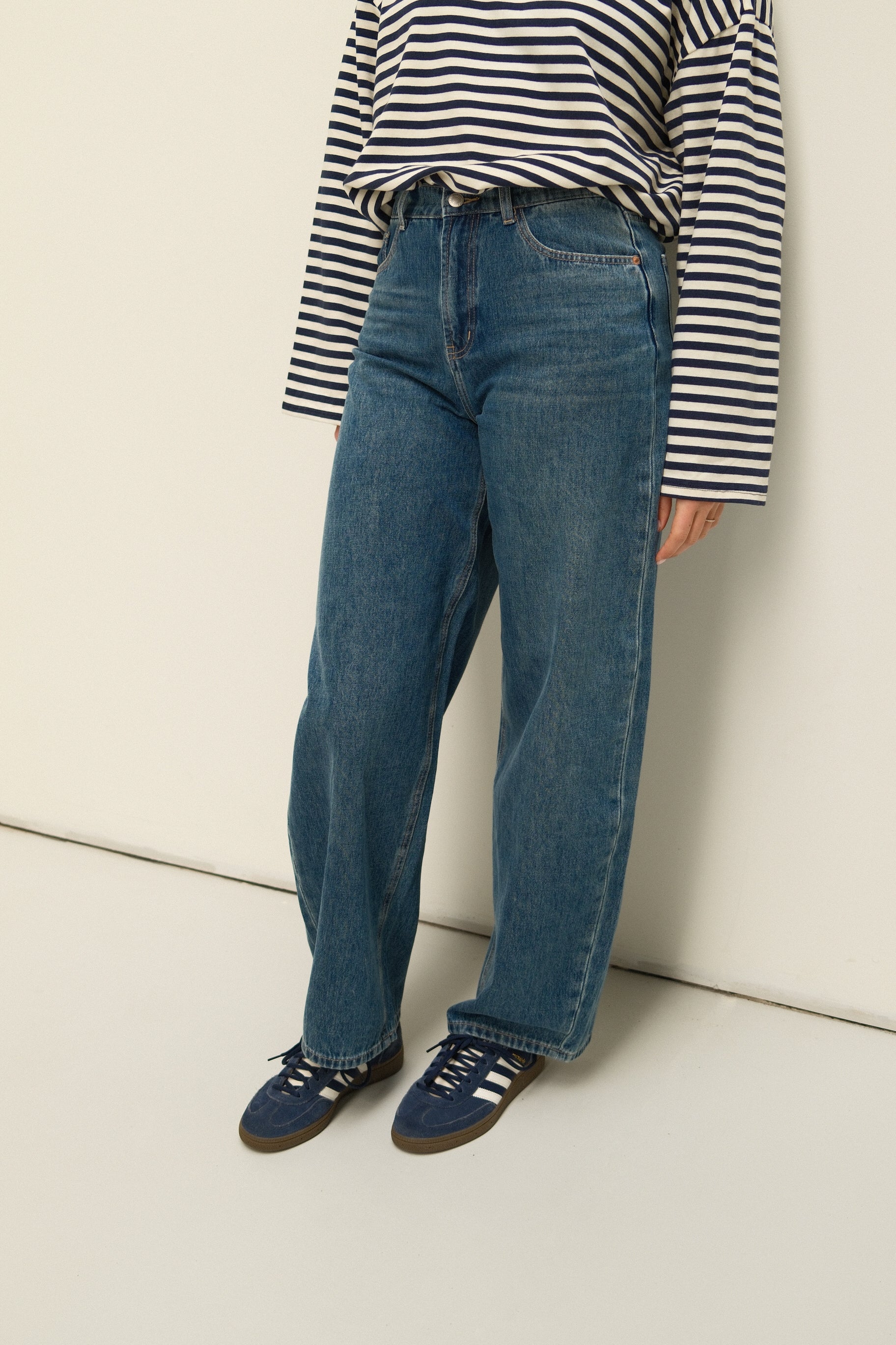 SNEAKERS LENGTH BARREL JEANS