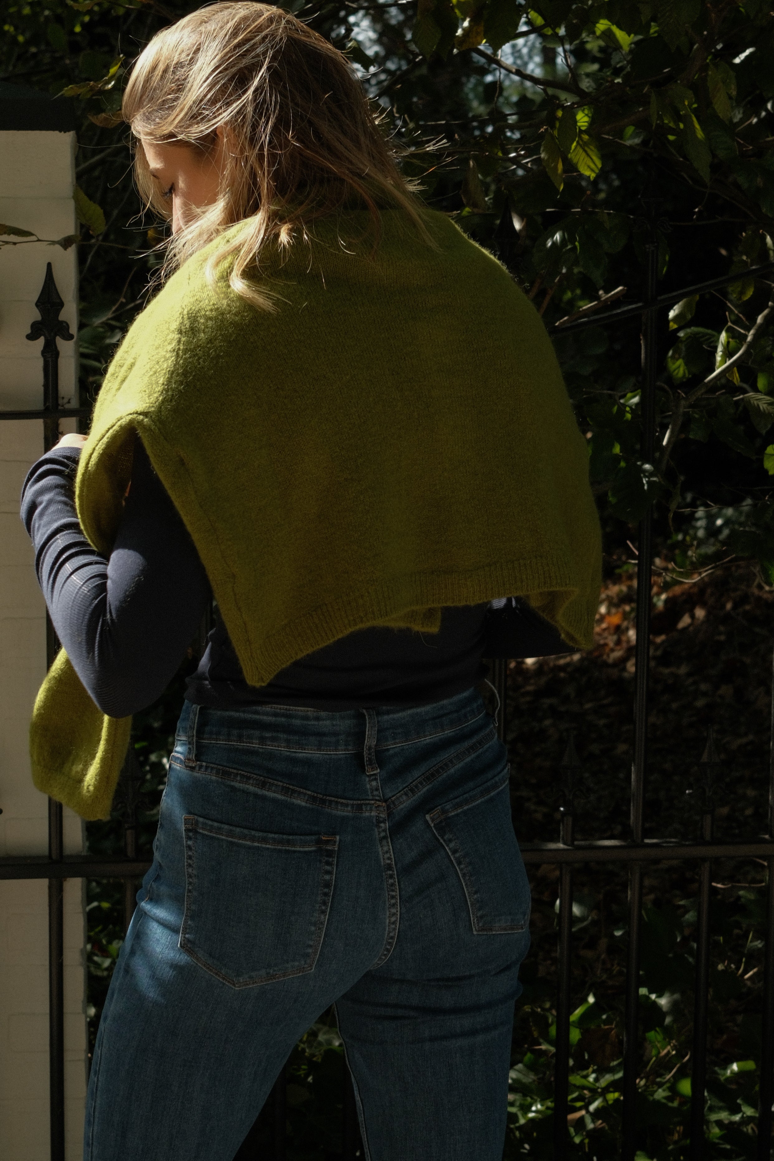 THE ALPACA V CARDIGAN OLIVE GREEN