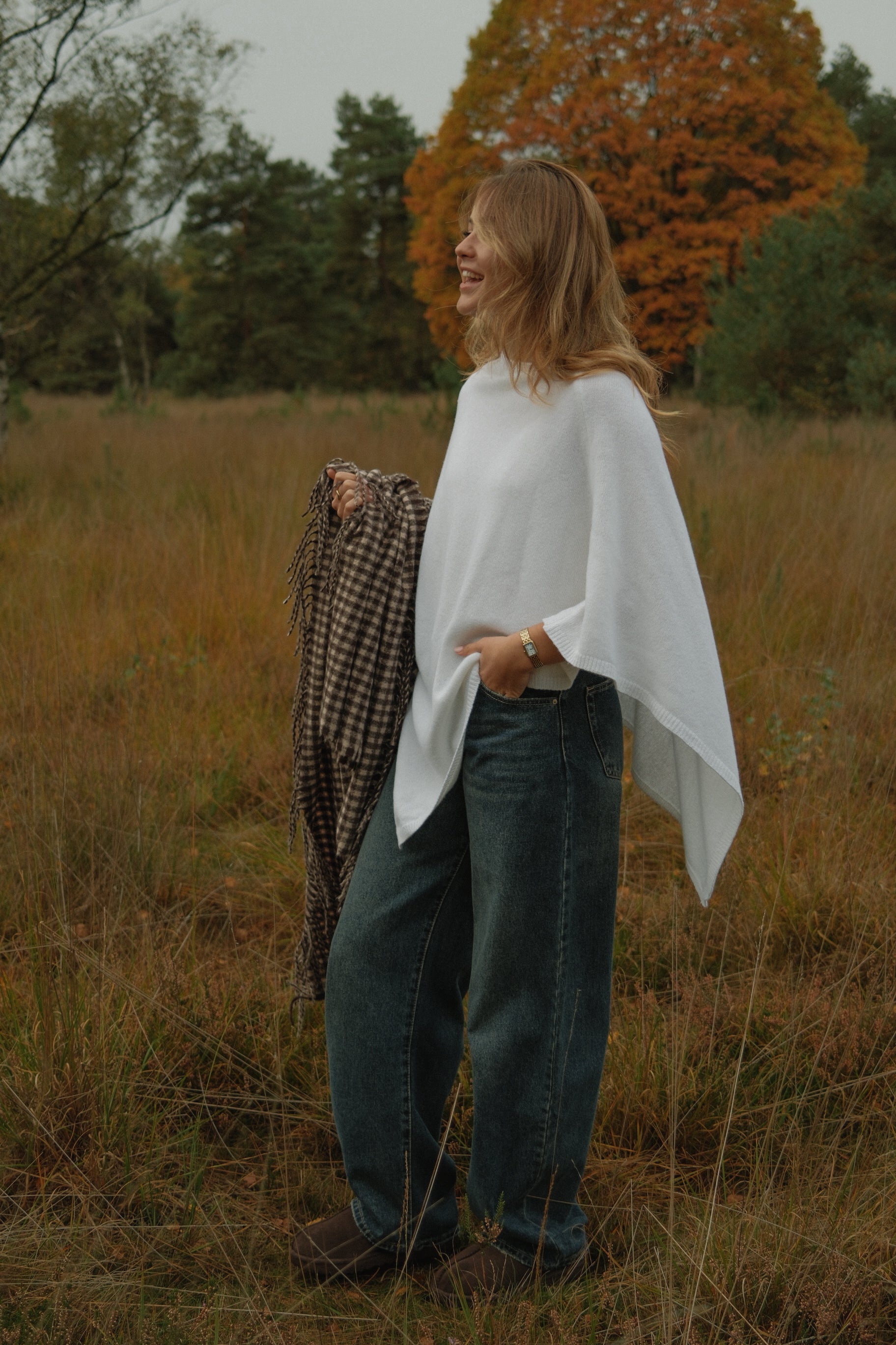 THE CASHMERE BLEND CAPE WHITE