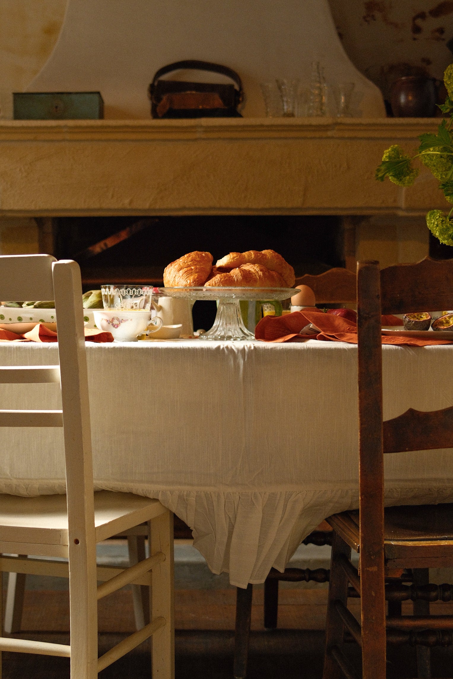 HOLIDAY RUFFLE TABLECLOTH